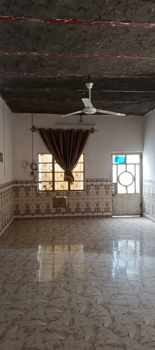 سلام عليكم بيت للبيع مساحه ٢٣٠ متر ٣غرف نوم  صاله ٤ ب٧  ستقبال ٤ب٨ مطبخ  حمامات داخل وخارج العنوان شارع مطار القوسي جيهة  الحرفيين  شارع مالته ٨متار  ماكو باب مقابيلك بيت ماعايز اي شي بس  سقف ثانوي   سعره ٧٠ بي مجال هواي هذا رقمي *********** بي واتساب هذا ثاني ***********
