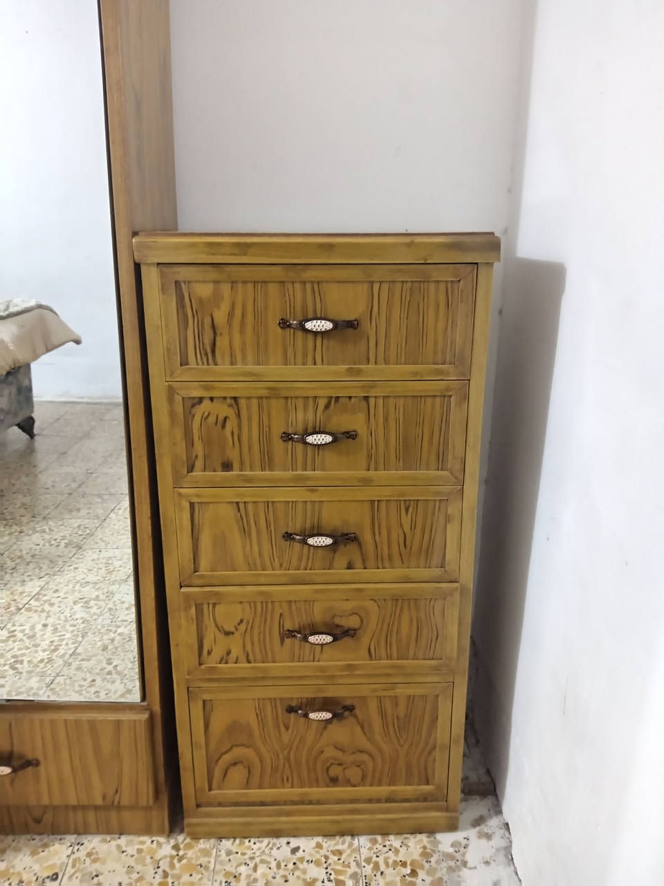 السلام عليكم غرفه النوم للبيع جديد مامسخدمه هوايه صارله شهرين عندي الغرفه تفصال عراقي شكل التركيه
السعر مليون و850 وبيه مجال العنوان بغداد الخطيب ليحب يتصل *********** متواجد واتساب
