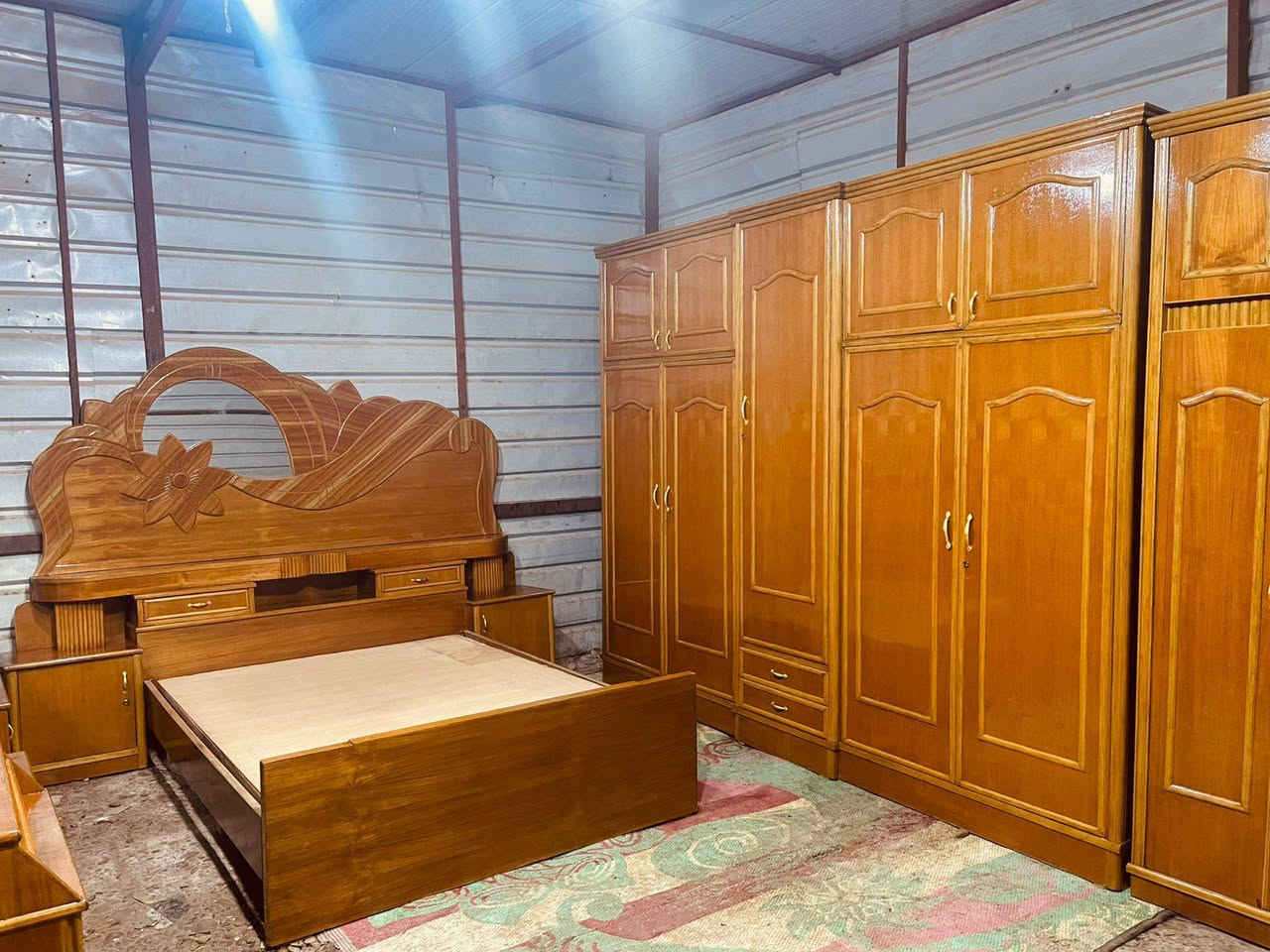 غرفه اخشاب للبيع خمس ابواب ملحق نضيف صاج داخل وخارج شغلل تزكام ضهر جرجوبه زاويه كنتوريه السعر 650الاتصال على الرقم *********** بغداد متواجد واتساب وعندي توصيل بكروه
