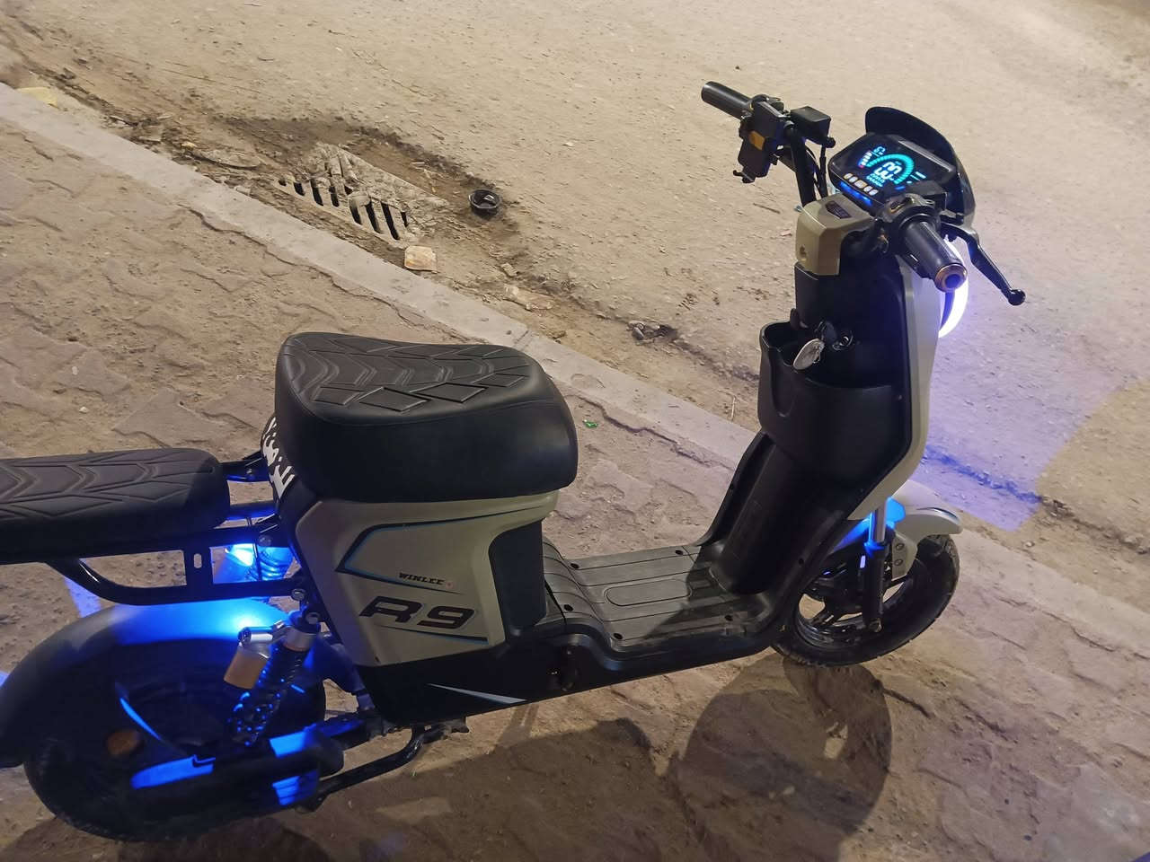 سلام عليكم
درجة لبيع 
نوع  R9
موديل 2026
مواصفات  
كارت 
بصميتن  
سويج  
سرعه 109 
بطاريات 32 امبير اكبير 
تحكم بتلوث دكم 
بل شاشه 
غراضه كامله 
مكاني بصره حي لاصدقاه 
سعر 450 وبيه مجال 
بيع مستجعل 
رقمي 
***********
