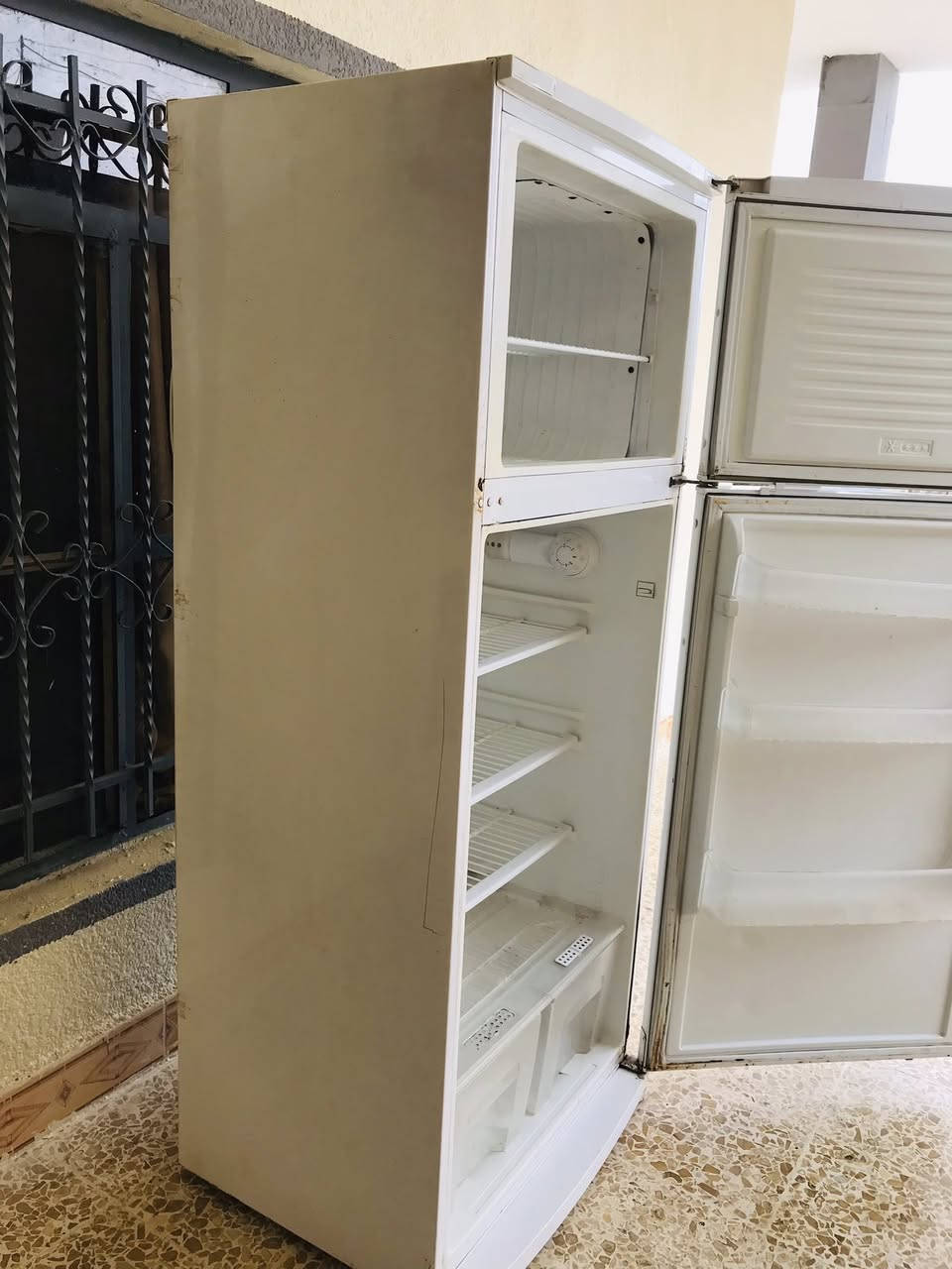 السلام عليكم..#ثلاجة_للبيع
يوجد ثلاجة للبيع نظيفة وشغاله كاملة تبرد وتجمد..
السعر 190 وبيها مجال 
***********
