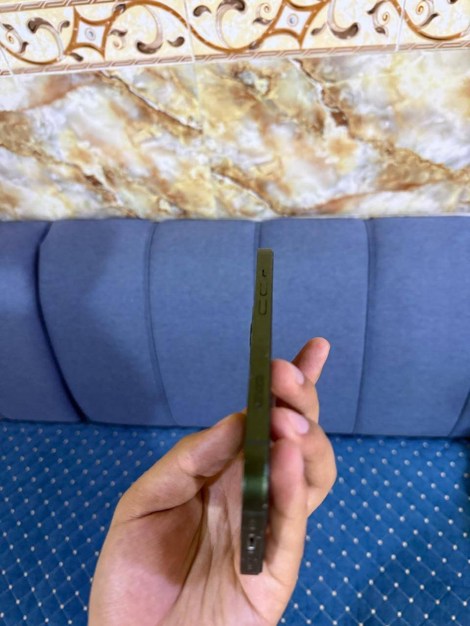 السلام عليكم ايفون ١٣ العادي للبيع الشاشه بيه تعلك بس تلمس وتستجيب لكن تعلك ف ضروري تبدل الشاشه واسعراهن ٧٠ تقريبا انا ابيعه هيج بطاريته ٨٢ وضهره ايضا مكسور الضهر مو مهم بس بدل شاشه ويرجع بلاد السعر ١٢٥ قفل قفل قفل لان تبدل شاشه ب٧٠ يصير عليك ب ١٩٥ بلاش 
مكاني البصرة الابلة وهذا رقمي ***********
