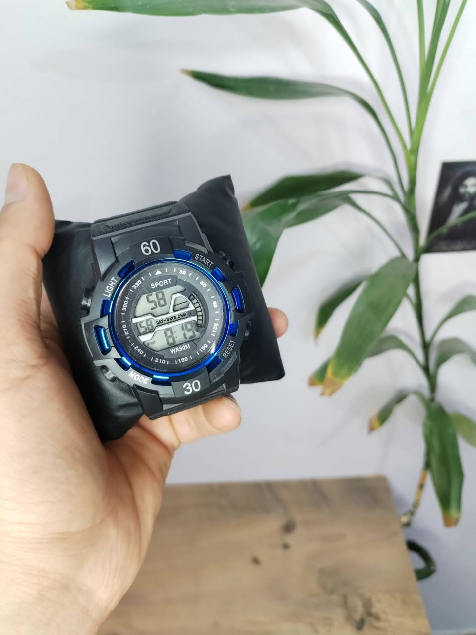 ساعة يد اكترونيه
▫️الضهر براغي مقاومة الماء
▫️اضائة
▫️منفذ شهري+ منبة+ عداد ثواني


**إذا كنت صاحب هذا الإعلان وتريد حذفه لأي سبب، رجاءا أرسل رسالة إلى الدعم الفني**