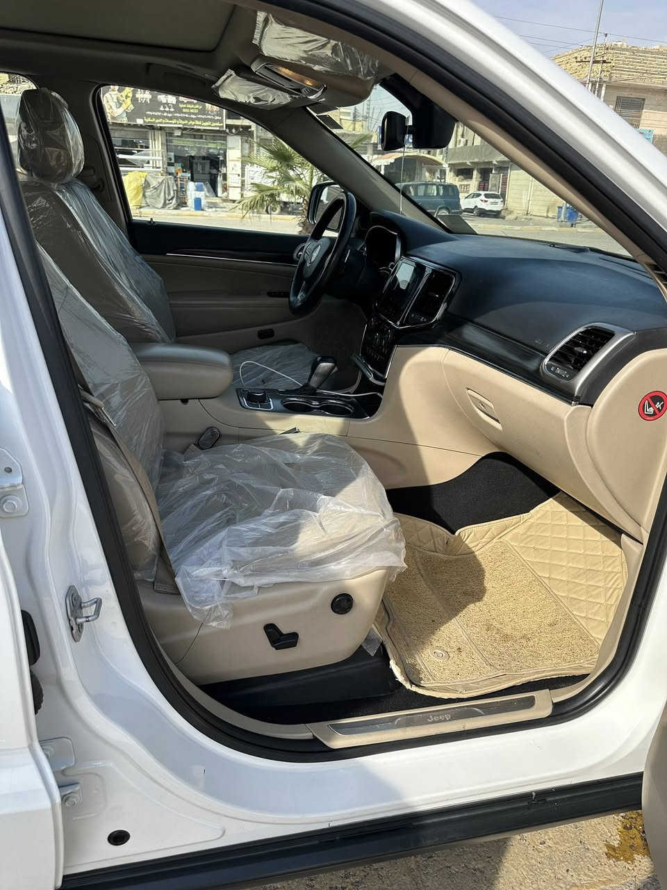 جيب كراند شيروكي  لمتد ( خـليـجـي )
‏‎موديل  (2020  فول مواصفات  
المحرك : V6.  3.6L ‎  
 السياره اخت زيرو 
ماشيه 69
رقم بغداد الجديد بسمي تحويل ثاني يوم  ؟
سياره مكفوله من الصبغ و التبديل و البارد عد جز صبغ بالدعاميه فقط 
سياره جديده جدا
‏‎* المواصفات :
‏‎* نقطة عمياء .
‏‎*داخل جلد 
‏‎* دفع رباعي 4x4 . 
‏‎* فرش المقاعد من الجلد . 
‏‎*المقاعد الأمامية كهربائية .
‏‎* ذاكرة لحفظ وضعيات الجلوس . 
‏‎* المقاعد الأمامية مع تدفئة . 
‏‎* المقاعد الخلفية مع تدفئة . 
‏‎* ويل قياس 20 انج .
‏‎* مقود السائق كهربائي . 
‏‎* تدفئة ستيرن . 
‏‎* فتحت سقف .
‏‎* شاشه كبيرة 8.4 انج .
‏‎* نظام الملاحة (GPS) . 
‏‎* نظام خاص للطرق الوعرة . 
‏‎* مصابيح امامية زنون . 
‏‎* المصابيح الأمامية مع LED 
‏‎* كشافات ضباب بروجكتر زنون . 
‏‎* تشغيل عن بعد .
‏‎* صندوق كهربائي .
‏‎*  حساسات أمامية . 
‏‎*  حساسات خلفية .
‏‎* كاميرا خلفية .
‏‎* بخاخ ماء لتنظيف المصابيح الامامية .
‏‎* مرايا بخاصية التعتيم الذاتي . 
‏‎* مرايا جانبية قابلة للطي . 
‏‎* كار بلي . 
‏‎* محدد سرعة . 
‏‎* نظام تشغيل واطفاء اوتماتيكي للمحرك للتوفير من صرف الوقود . ( Auto Start System ) .
‏‎* نظام بريك اوتماتيكي ( Auto Break System ) .
 السعر 315 وبيها مجال مكان السياره ميسان رقمي ***********
