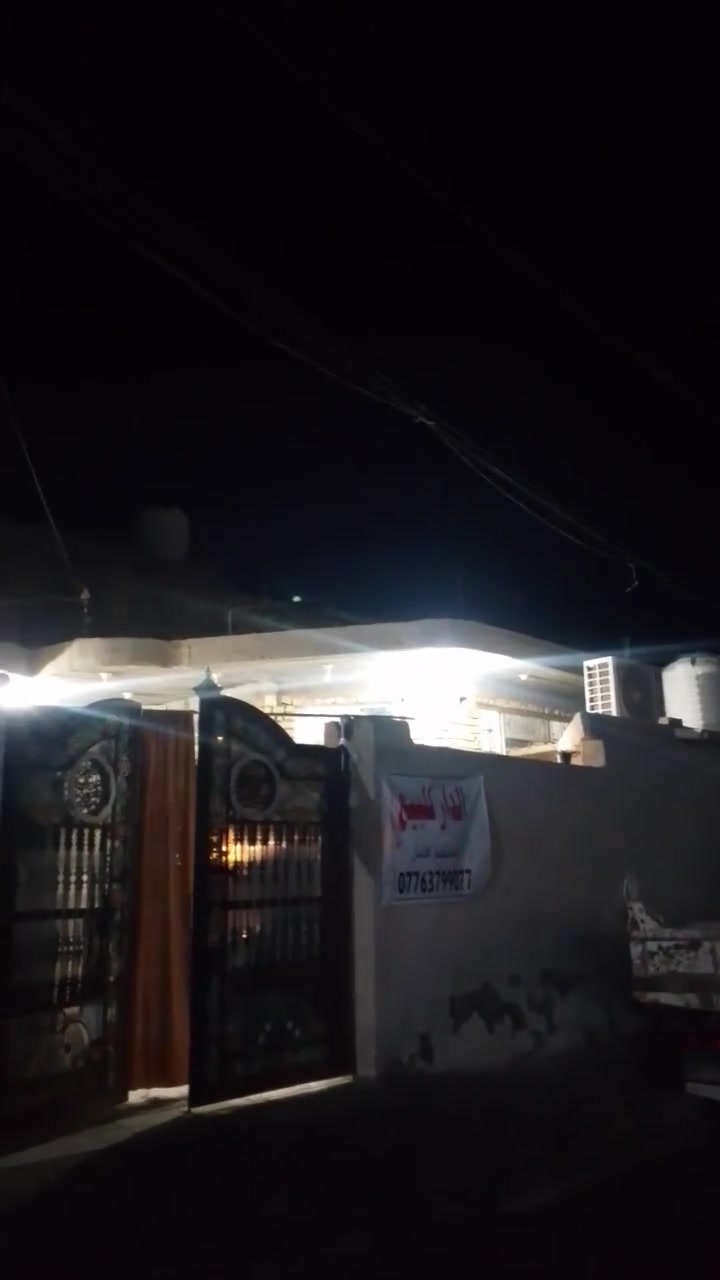 يا الله
الدار للبيع المساحه٢٠٠ميتين متر 
الطابق الأول كامل على اخر حبايه 
والثاني الصاله مبنيه والبيتونه 
المكان السفحه الولى شارع ٣٠ السايدين اول فرع على اليمين ركن على مربع الاتصال على الرقم ‏‪***********‬‏
