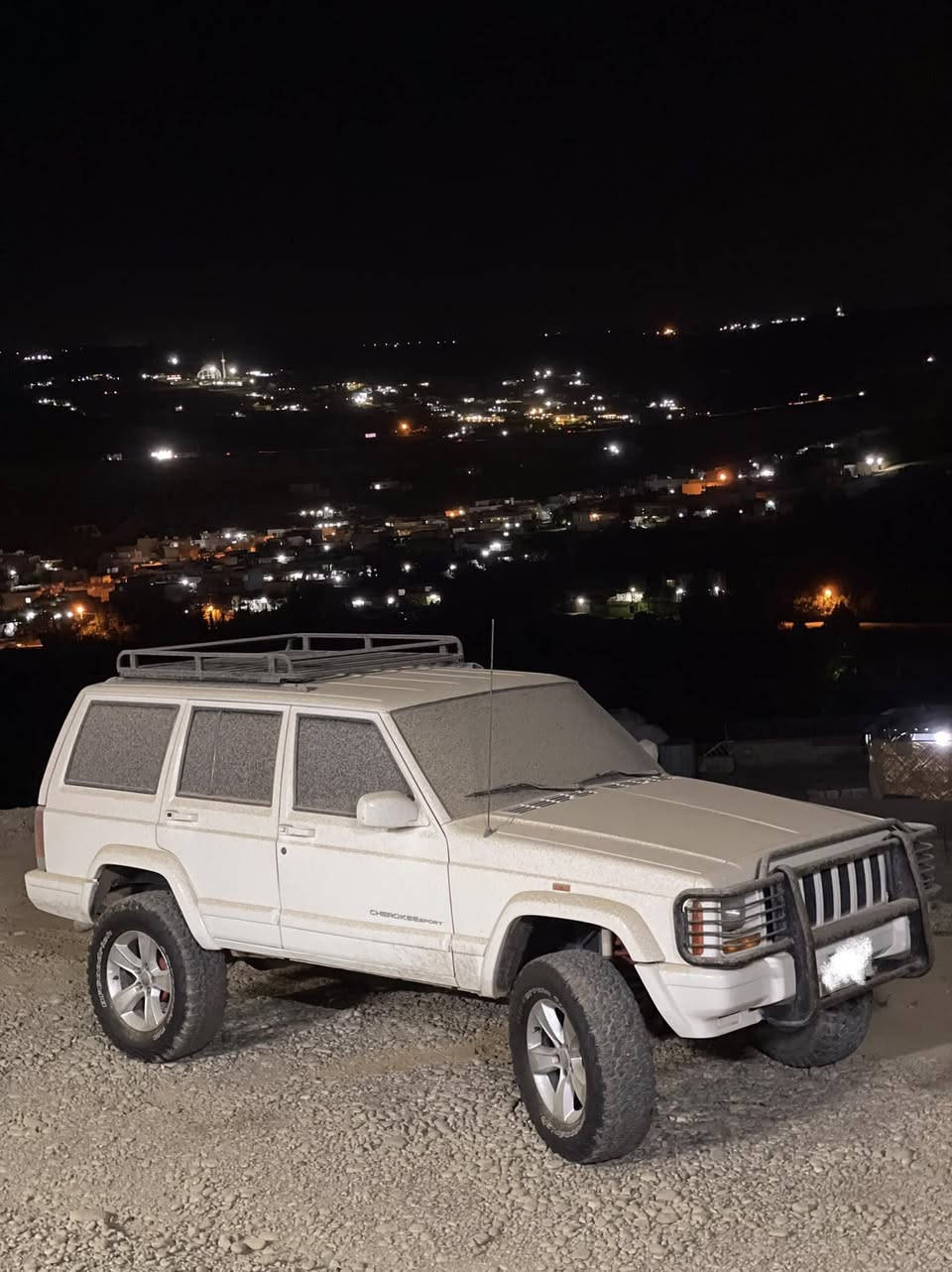 جيب شيرووكي ١٩٩٩سياره كه بئ ره قه مه ٨ساله لاي خؤ مه هيچ كئشه ي نيه مه كينه بطه ٣٠٠٠ گير عادي ٥نمره يه دبل اكسلي ئيش ده كاتن به س اكسلي دواوه ده نگي تيايه به س كئشه ي نيه مه زبوته سياره كه به خؤم بؤ جواني سبوغ عام كردوه بئ ده حمو لئدارن به  شرت سياره كه خاونه هيچ كشه نيه
 سياره كه له هه وليره سحري ٤٥ورقه 

*********** wats app
