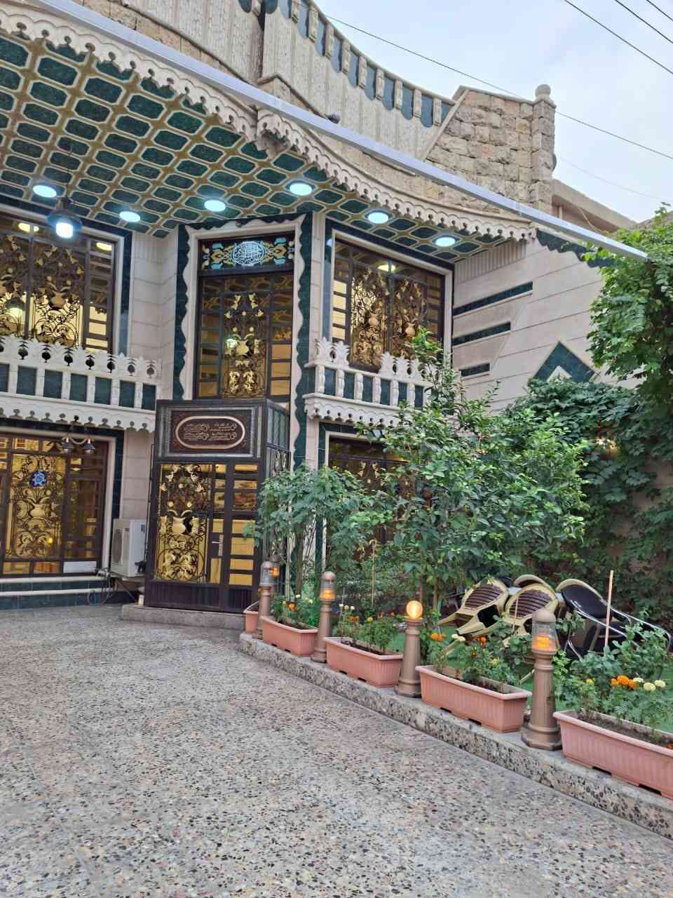 السلام عليكم ... دار للبيع طابقين ونص المساحه ١٧٠متر بالسند ١٨٠متر واقع حال بناء حديث يحتوي على كراج وحديقه + صاله كبيره + هول كبير+ مطبخ  بارد + ٤ غرف نوم كبار + مطبخ حار + ٣ حمام + بيتونه مخزن كبير جدأ + سطح عدد ٢ / العنوان بغداد حي العامل قرب جامع محمد الجواد (ع)  للاستفسار الاتصال على الرقم *********** متوفر واتساب……………اسيا ***********  لا يتوفر به واتساب فقط عادي …… (البيع مع الأثاث أو فارغ)
