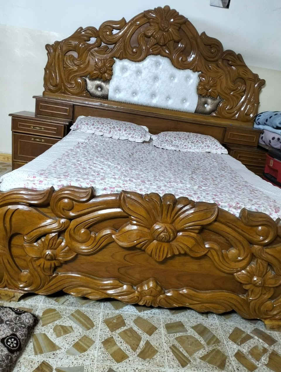 السلام عليكم
غرفة اخشاب للبيع 
خشب ثقيل 
مثل مموضح بالصور

السعر 750 وبيها مجال
***********
