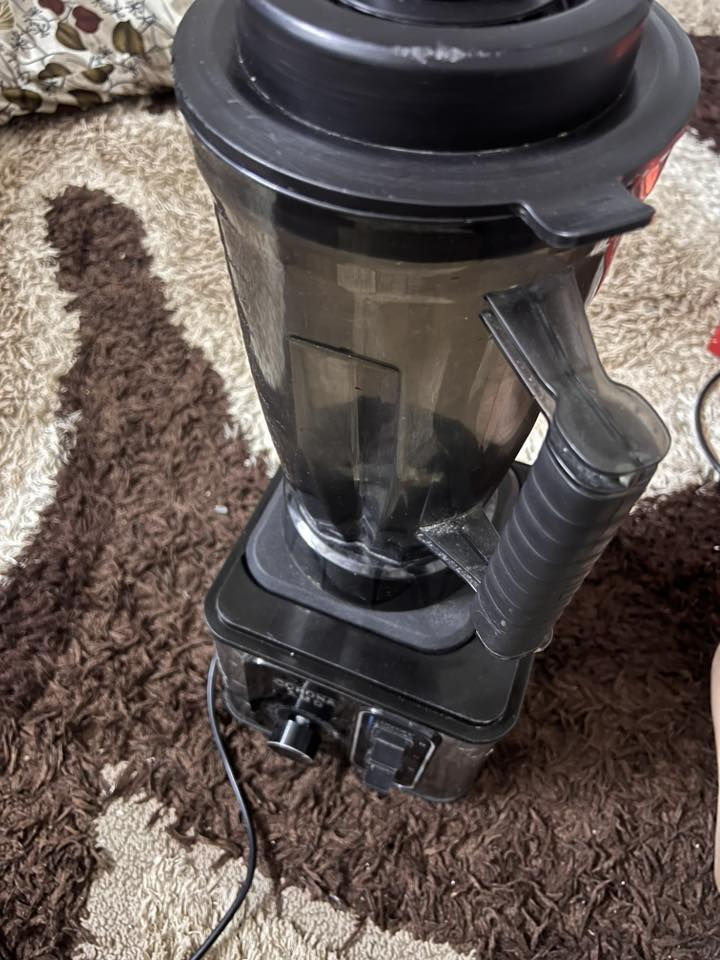 خلاط عصائر شغال أي عطل ما أبيه فقط اليدمفطورة منجوة الخلاط نظيف وسعره مناسب سعرها خلاط 20وبي مجال للطيبين استفسار الاتصال ***********
