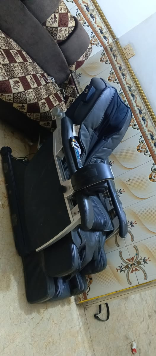 كرسي طبي عائلي روبو مساج تدليك جسم 

هو جهاز تقني مصمم لتقديم تجربة تدليك مشابهة لتلك التي يقدمها خبراء تدليك محترفون. يتميز بتصميم يشبه كرسياً عادياً، بحيث يمكن أن يكون جزءاً من أثاث منزلكِ أومكتبك. هذا الجهاز مجهز بأساليب وتقنيات متقدمة لتدليك الجسم، مثل الاهتزاز والضغط والتدليك والحرارة والضغط الهوائي، والتدليك بالأسطوانات، لتحفيز نقاط معينة في الجسم، ويمكن أن يستهدف مناطق محددة منه مثل الظهر والعنق والكتفين، مما يساهم في تخفيف التوتر وتحسين الراحة. 

👈 فوائد كرسي المساج :-
1. تقليل الضغط على الأعصاب 
2. تخفيف الآلام والشد العضلي
3. يحسن مرونة وحركة الجسم 
4. تحسين الدورة الدموية
5. تخفيف التوتر والإجهاد
6. يشجع على الاسترخاء وتحسين النوم
7. تقليل من تهيج القولون العصبي
8. انخفاض ضغط الدم 
9. انخفاض مستوى السكر وتحسين اعراض السكري
10. يساعد على تنظيم مستوى الهرمونات
11. يحفز إفراز الجسم للإندورفين
12. تقليل أعراض متلازمة ما قبل الحيض 

للحجز والاستفسار الاتصال 
#علاج طبيعي
#كرسي مساج 
#استرخاء
#مفاصل

#اجهزه تدليك 
#الام المفاصل مريكي سعره ٢٥٠  العنوان بغداد***********
