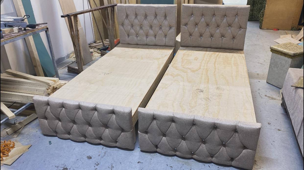 #بسعر مغري وتنافسي

� تخت عراقي للبيع مباشر من المعمل 📢 

✅ صناعة محلية متينة وبجودة عالية
✅ خشب قوي ومدعّم، يتحمل أوزان ثقيلة
✅ ظهر مبطن بألوان وأقمشة عصرية (اختيار حسب الطلب)
✅ أرجل خشب صلبة وثابتة عدد 6 ارجل

⚒️ متوفر قياسات وألوان حسب رغبتكم
🚚 خدمة توصيل متوفرة

📞 للاستفسار والطلب:اتصال او واتساب 
***********

***********

***********
