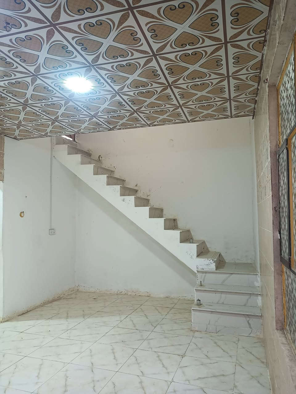 بيت 250متر للبيع السعر 42وبي مجال مقابيل قريت الغدير شارع المطحنه ***********
