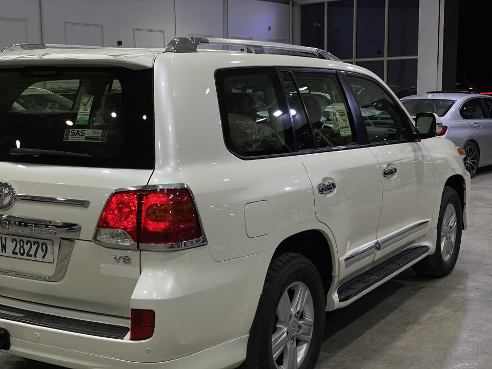 تويوتا لاندكروزر 2014 فئة VXR فول 1/1 ماشية 190 الف كيلو حقيقي كلش جديدة شرط الكارتون جديدة جداً
السيارة رقم بغداد بسمي تحويل مباشر ثاني يوم و سيارة مكفولة كفالة عامة من اي ملاحظة وشرط السونار و  مكان السيارة هو بغداد الكاظمية ورقمي ***********ترهم بيع او مراوس اتصل للاستفسار عن اي تفاصيل و
السيارة بصمة وتشغيل عن بعد و حساسات امامية خلفيوكامرات 360 داخل قرميدي بلادي جلد اصلي وكرسي 3دكم و ستيرن كهرباء مري كهرباء و دشبول لكزز و صندوق كهرباء وتحكم ستيرن جهتين و شاشات خلفية بلادي و 
جكات و بعد هواي مواصفات معروفة عن VXR
