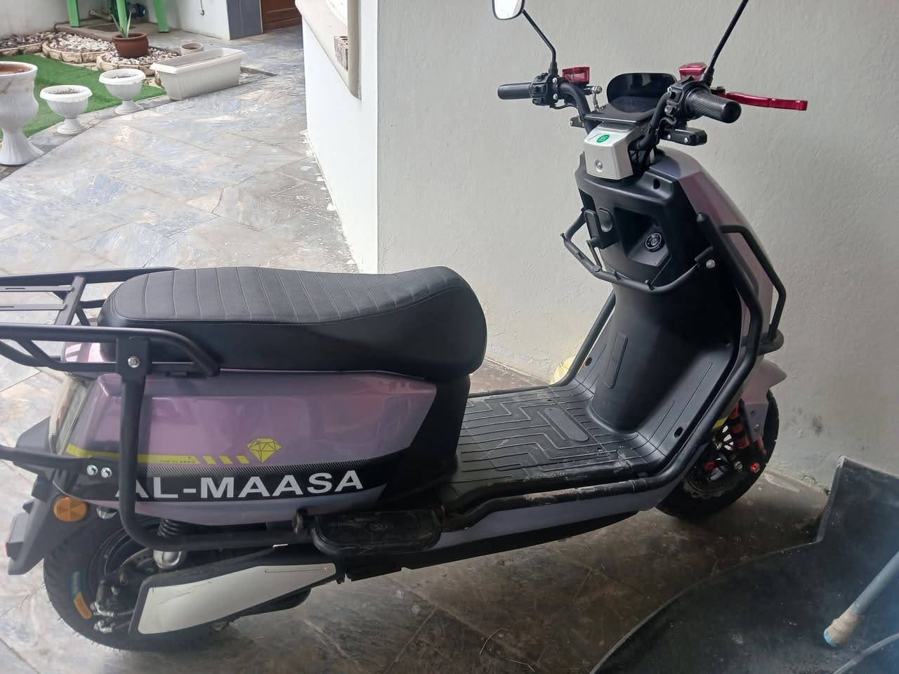 السلام عليكم 
دراجه جبلي مستخدم 4 اشهر فقط 6 بطاريات جديده دراجه كامله ولا نقص السعر 700 الف 
***********
