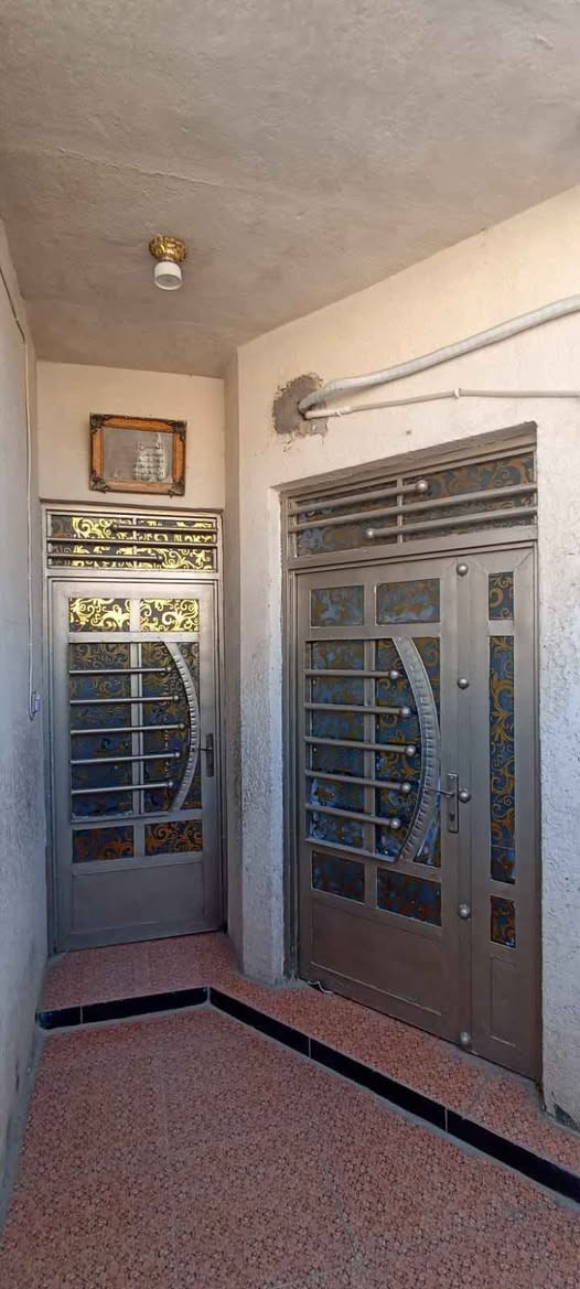 السلام عليكم بيت مساحة ١٠٠ متر حي الغديرالثانيه قرب مدرسة جبل الصبر البيت عكاده الحديد بالجيكي والارضيه حصيره يعني تكدر تبني قاط ثالث يتكون من ديوانيه وصاله ومطبخ وصحيات والطابق الثاني غرفه وصاله وصحيات التفاصيل اكثر اتصل على الرقم ***********ابومحمد عمارة, ميسان
