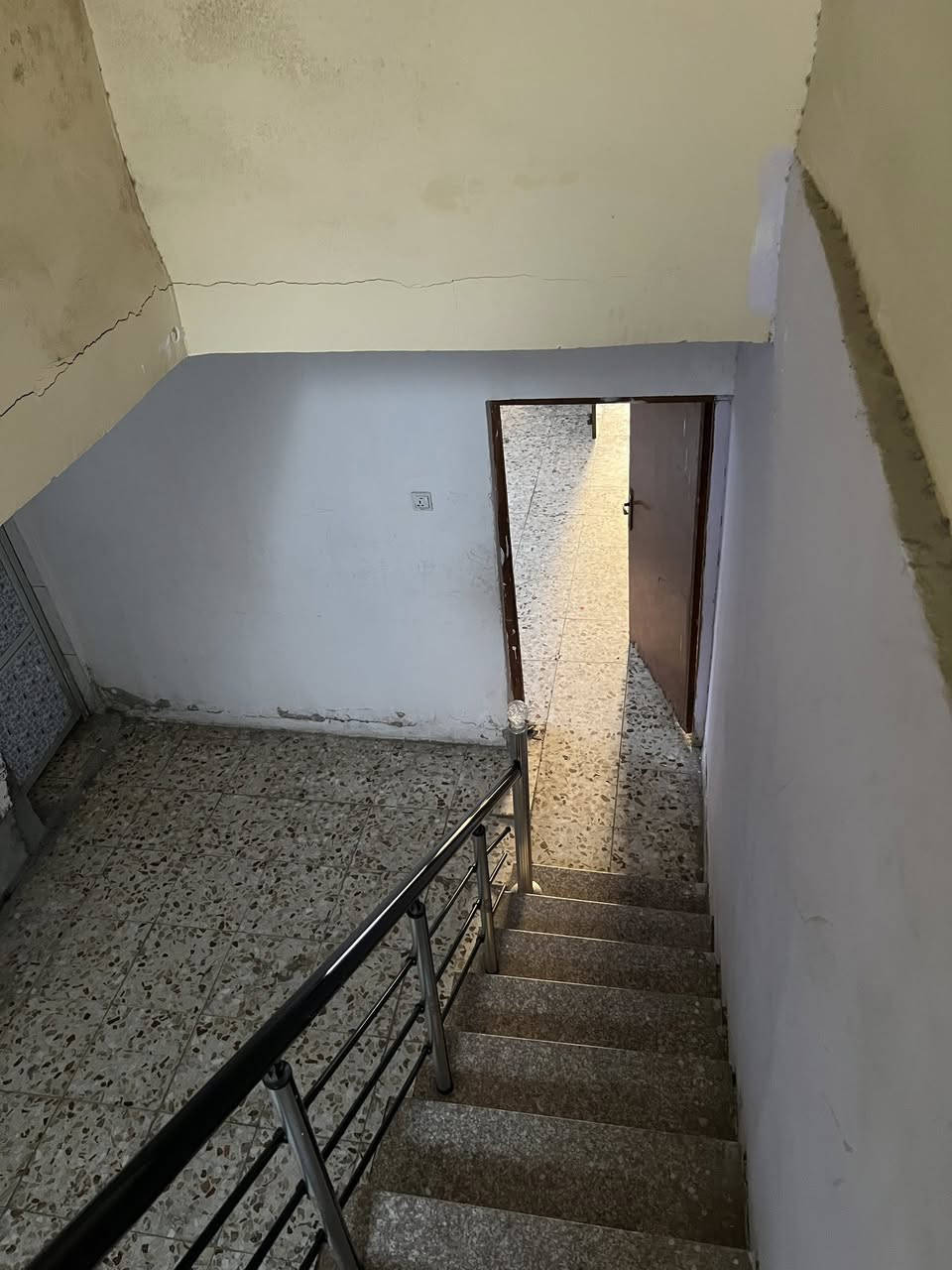 السلام عليكم ورحمة الله وبركاته
بيت (للايجار )مساحه ١٠٠متر متكون من استقبال ومطبخ وخدمات ومنور  وغرفه النوم 

الموقع كفاءات الصحه خلف التجاري 

الاتصال على الرقم ***********
