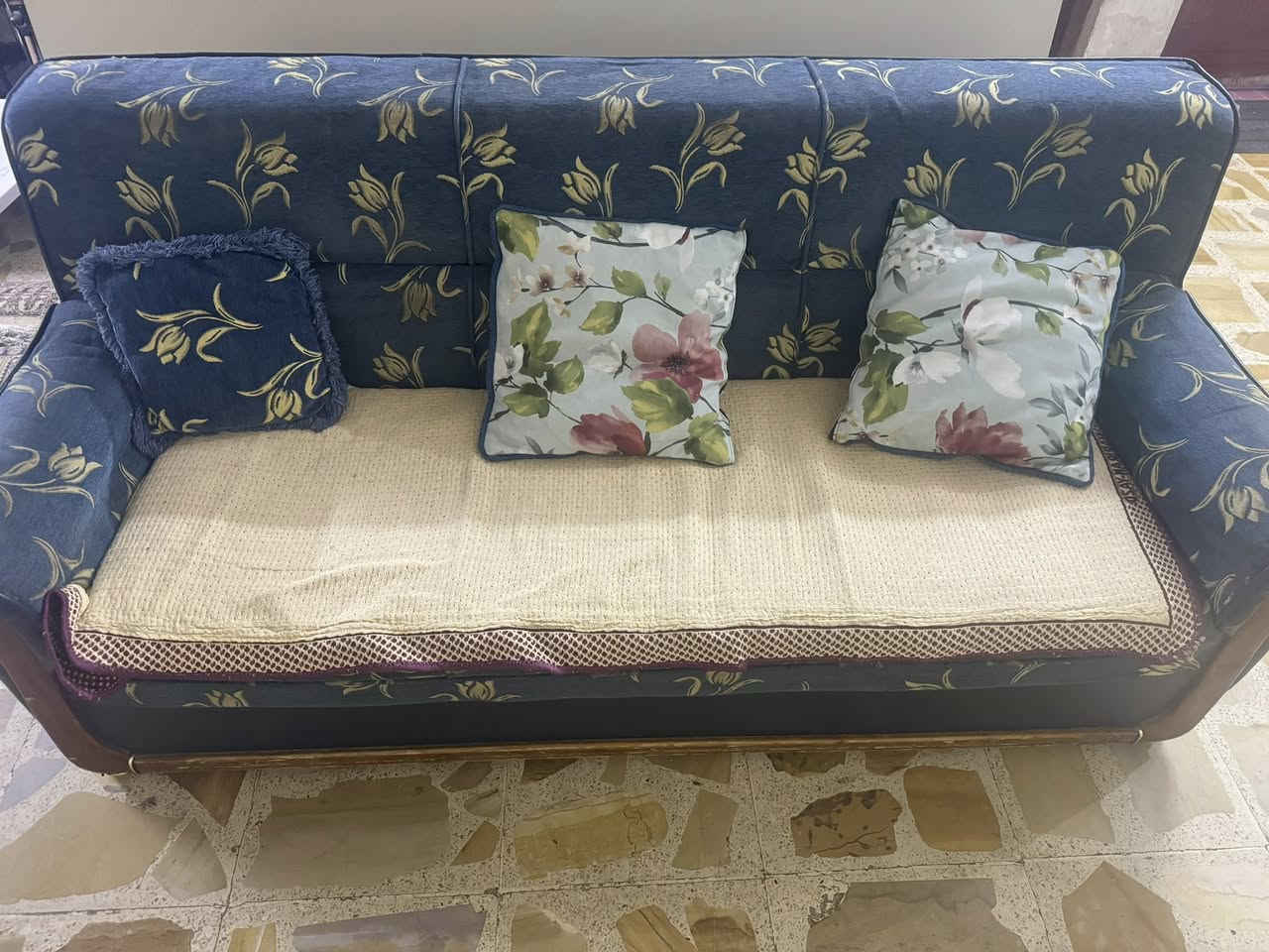 تخم للبيع مستعمل 10 مقاعد تكمه ثقيل سعر 250 الف 
بغداد الكرخ
***********
