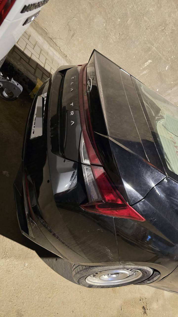 النترا 2023 معوقين
النترا 2023 رقم بصرة معوقين + وكالة عامة
 حادثها موضح بالصور / بابين اليمين وضربة بـ باب السائق مبدل وبيها ضربة بالجنطه طرف الحوض راجع بارد
1-بصمة تشغيل ابواب وصندوك
2-محرك 2000 Doch دوش المرغوب + كير اوتماتيك و S وعادي 8 نمر
3-كاميرا دواره  
4-رادارات 360 درجة ( امامي جانبي خلفي ) تمنع التصادم الامامي والجانبي والخلفي
5- وقوف ذاتي + قيادة ذاتية + تحديد مسار
6-التحذير عند فتح الباب 
7-تحكمات ستيرن 4 جهات 
8- 3 وضعيات قيادة ( عادي سبورت ذكي ) 
9- مثبت سرعة ذكي ( التحذير عند مغادرة المسار )
‏10-تدعم نظام الابل كار بلي والاندرويد اوتو
11-تشغيل عن بعُد 
12-اضواء ترحيب عند الاقتراب 
13-نقطة عمياء + تحذير عند الاشاره
14-تحديد مسار وقيادة ذاتية  ورادار امامي 
15- مانع انزلاق
ماشيه660000 (كلم) 
السعر 120
مكاني البصرة ***********
