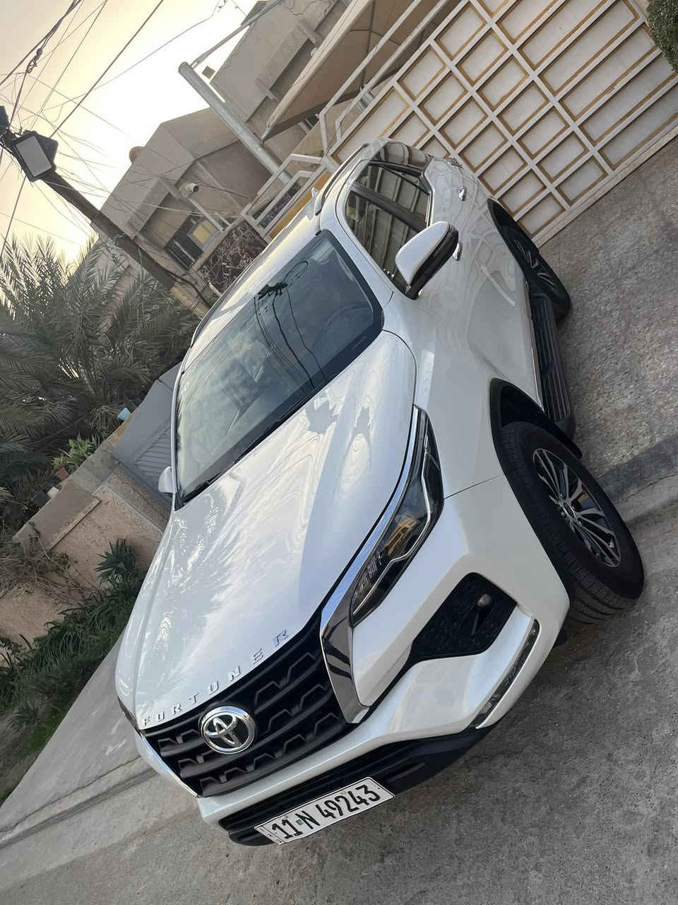 السلام عليكم .. 
فورتشنر ٢٠٢٣ خليجي 
فل مواصفات 
فوريل ودفلوك خفيف وثقيل 
شاحن لاسلكي 
شاشة كبيرة تدعم ابل كار بلي 
ثلاجة 
داخل قرميدي وتطعيم قرميدي 
تبريد بيانو 
ويل لكزز فول
لايت led بلادي  
ماشية ٧١ 
صارت بيها ضربة خفيفة بالجنطة وصلحتها تصليح بالوكالة ساز
 مكان السياره بغداد حي الجامعة 
سعر ٢٩٥ وبيها مجال ان شاء الله 
***********
***********
