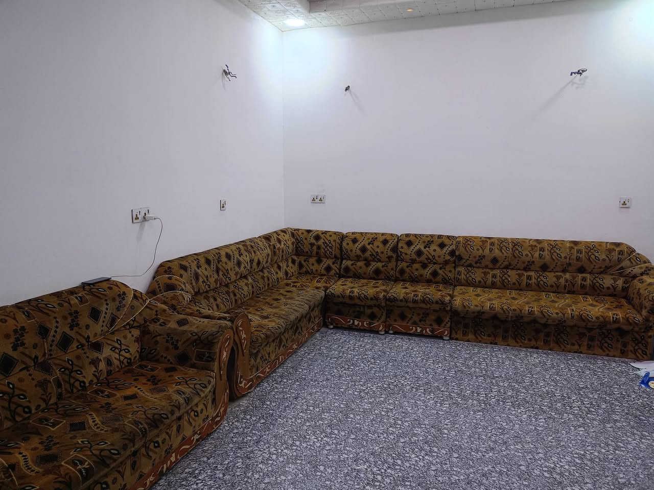 تخم ديوان مستعمل  10 مقاعد   سعره 125  الف  كربلاء حي الاطارات ***********
