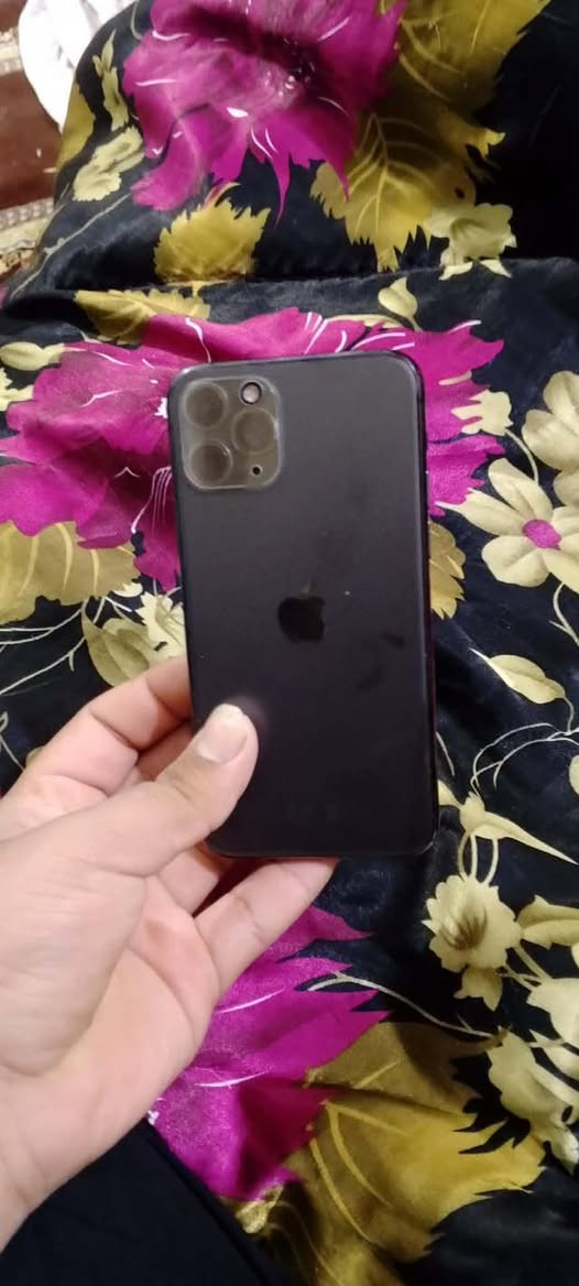 السلام عليكم ايفون ١١ مبدل شاشه وبطاريه اصليات من  الاماني فيس ايدي شغال كاميرا  شغال يدعم تحديث 2026) للبيع او مراوس بايفون شعدك نزل الرقم ***********
