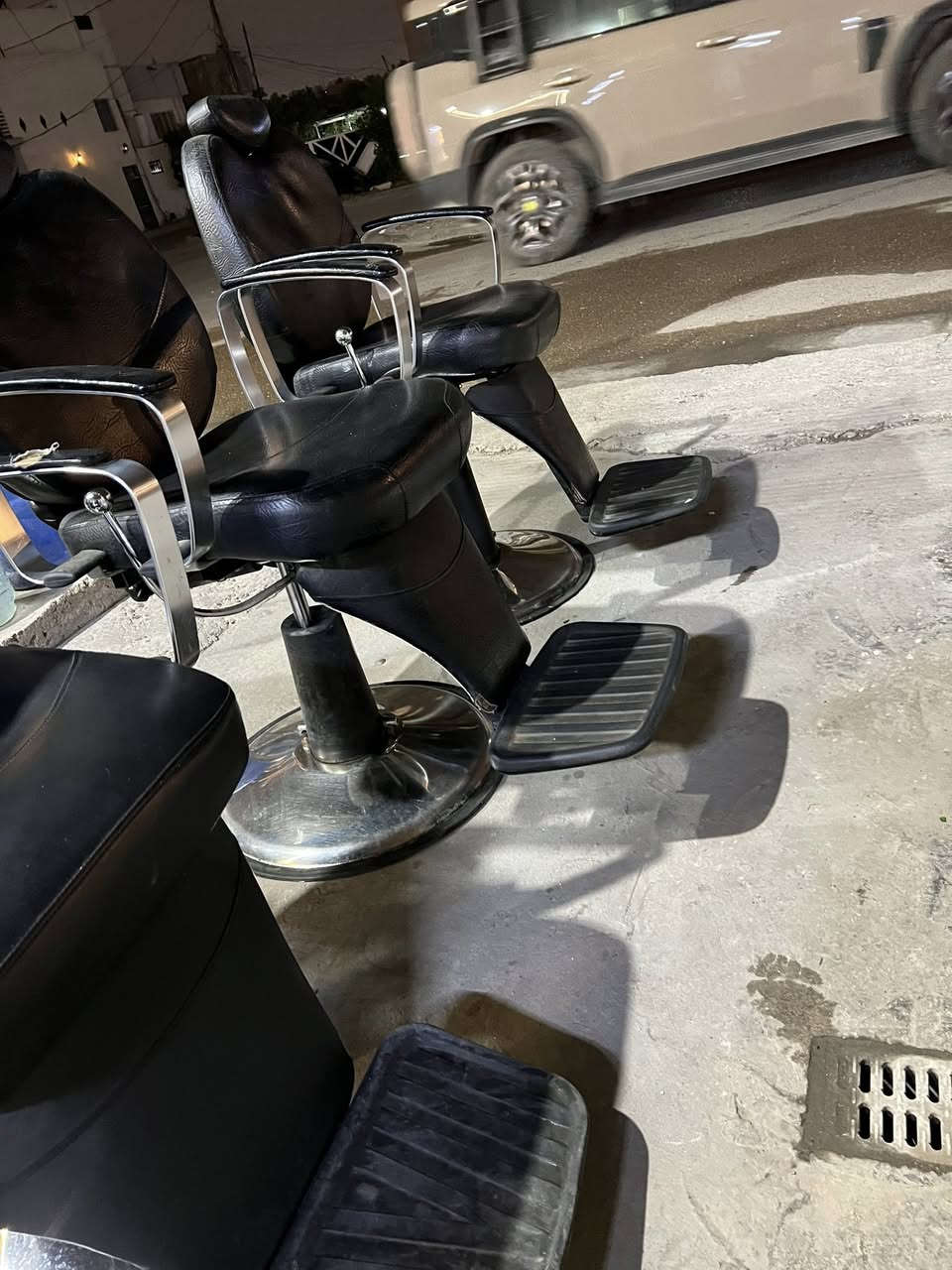 غراض تصفيه محل سعر الاميز لواحد تعليك معه الامرايه 40 الف سعرهن جميع الاميوزه معه المرإه 100 الف 
كراسي حلاقه لا يوجد فيهن برغي نقص نضيفات بدون تعامل سعر الكرسي 75 الف للاستفسار واتساب او الاتصال ۤ؏ رقم 
***********
