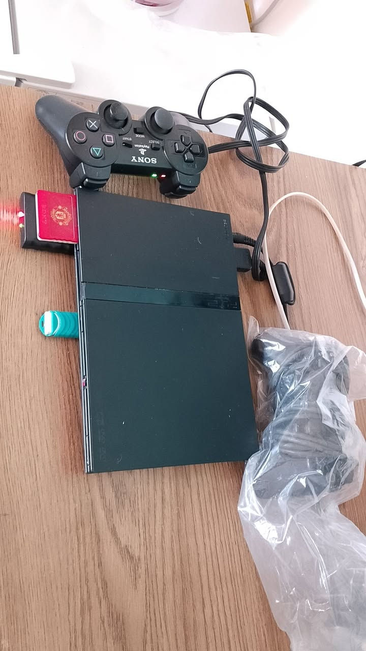 للبيع جهاز بلاي ستيشن 2 سلم مهكر بحالة الوكالة ونظيف جداً شخط ما بي. الجهاز  بشرط لا يحمى ولا يفصل نهائياً. متروس ومحمل بـ 31 لعبة من أقوى وأشهر الألعاب المنوعة . يجي وياه جوستك عدد اثنين، وحدة وايرليس بدون واير والثانية بالواير جديدة بكيسها، مع كامل ملحقاته السعر 60 توصيل مجاني


**إذا كنت صاحب هذا الإعلان وتريد حذفه لأي سبب، رجاءا أرسل رسالة إلى الدعم الفني**