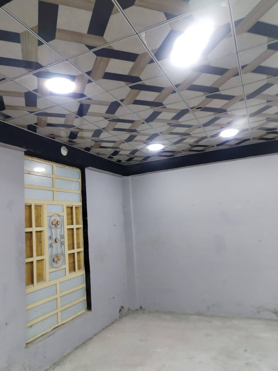 سلام عليكم 
قاعة كبيرة الايجار طابق ثاني في سوق المفرق مساحة 300 متر فيها غرفة و مجمع صحيات كاملة للتواصل يرجى الاتصال *********** ابو اوس
