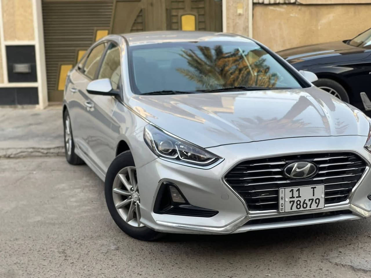 السلام عليكم  
للبيع سوناتا 2018. وارد امريكي. حادث چاملغ خلفي. ( صور الحادث موجوده + سونار مسويله)  رقم بغداد بأسمي. تحويل ثاني يوم. السياره بحاله جيده جدا. حداديه. امامي وخلفي جديد.  تخم تاير. قبل فتره شديته جديد. مابيهه نواقص. جاهزه.  محرك 2.400 
السعر. 120
مكان السياره.  بغداد. / زيونة 
للاستفسار *********** بغداد, العراق
