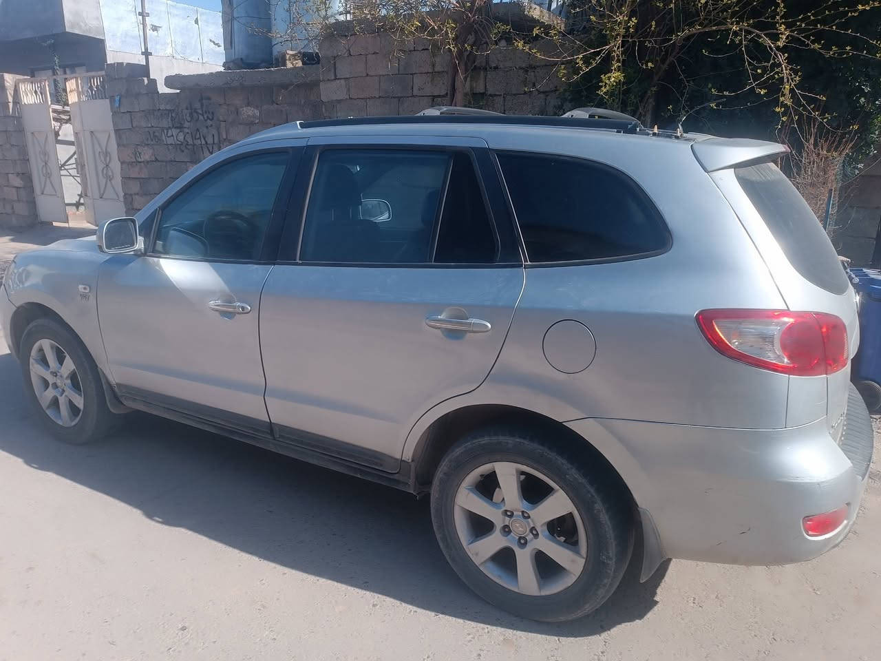 سەنتافی  2007
بڕاوە گازە

کۆشن ئیتەر مەساج کارەبا
تەبرید مەرکەزی 
ئاوێنە ئۆتۆماتیکی
گێرو مەکینە بەشەرت
تەقەو ڕەقە بەشەرت
شوێن ڕانیە حاجیاوا

***********
***********
