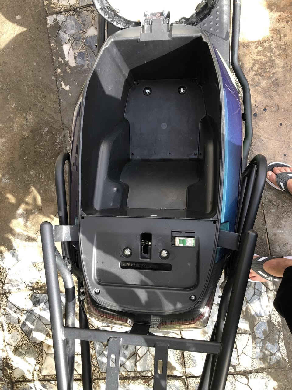 سلام عليكم دراجه شحن للبيع
الاسم دراجه اباجي مني 
دراجه تحتوي ع 
١.ست بطاريات الكبار /البطاريت كل شي مابيه ومفحوصات 
٢.سرعه الدراجه حقيقي ٨٠تمشي 
وداجه اي نقص مابيه 
٣.تاير الخلفي جديد 
٤.مبدل بطاريت ثنين وجديده والبقيه كلشي مابيه 
٥.دراجه بيه ضربه خفيفه لا حديد وبس 
السعر ٩٠٠الف وبيه مجال دراجه موديل ٢٠٢٥
مصار عندي ١٠تشهر وكل شي مابيه 
الرقم ***********/متوفر بس تصال
