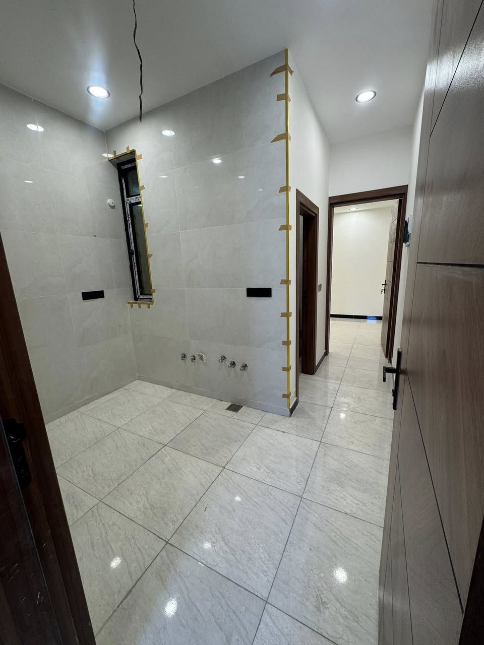 شقة حديثة للايجار👍

طابق ارضي امامية معزولة ✅

مساحة 80 متر 📏

غرفة وصالة ومطبخ وحمام معزولات ///

الموقع 📍
الاعظمية 📍

قرب ساحة عنتر خلف كلية ابن الهيثم 📍

سعر الايجار الشهري 500 الف 

سكن عوائل فقط ❗️

للاستفسار 
📞***********
