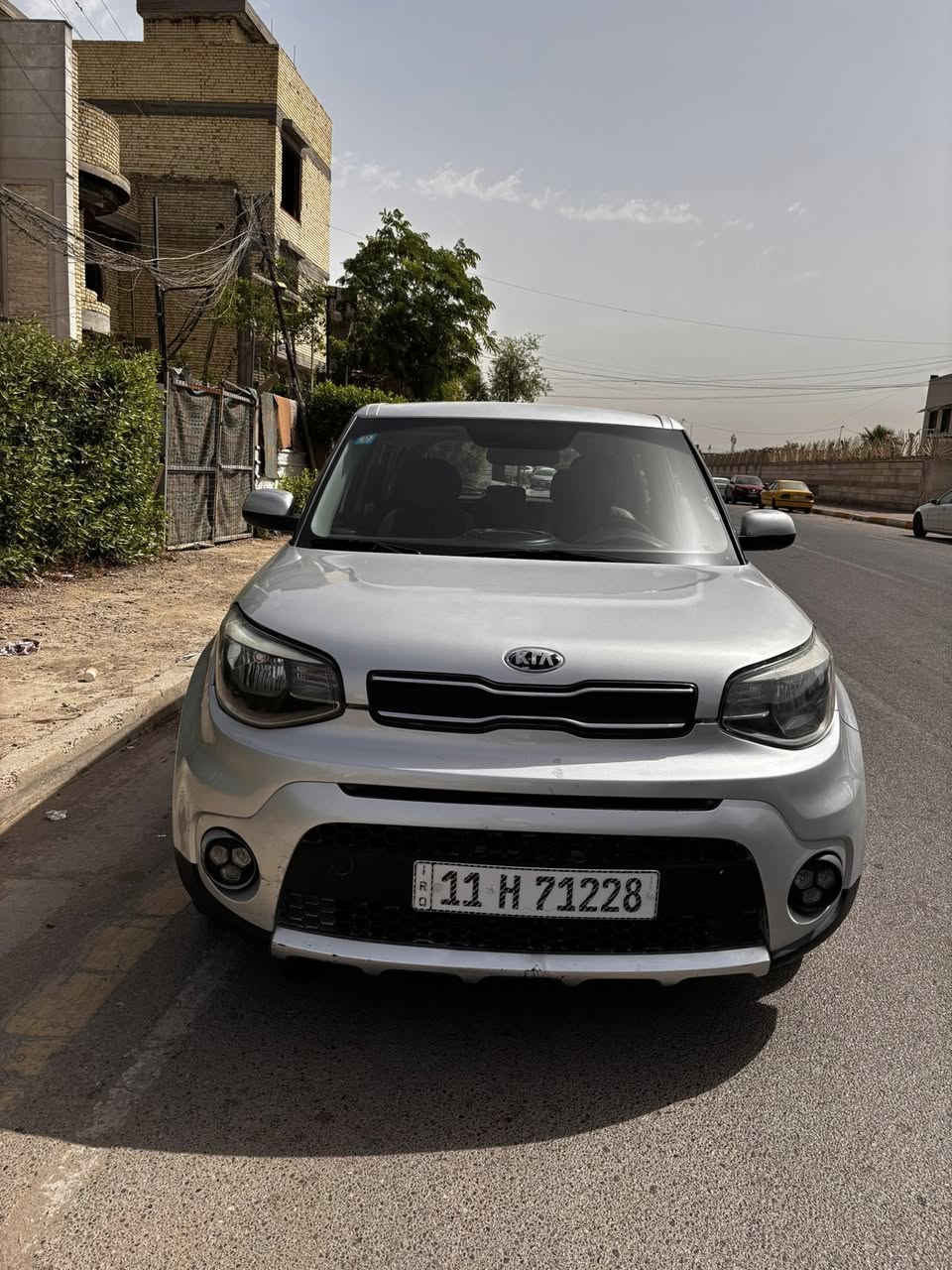 مرحبا . كيا صول للبيع موديل ٢٠١٨ رقم بغداد . السيارة برغي ممفتوح بيهه ماشية ٦٠ / كير ومحرك وصدر وتخم تاير وتبريد كلهن بحالة جيدة جدا . السيارة بيهه صبغ بنيد فقط والباقي مكفول . مكان السيارة بغداد  السعر ب ١٠٥ الاتصال ع ***********
