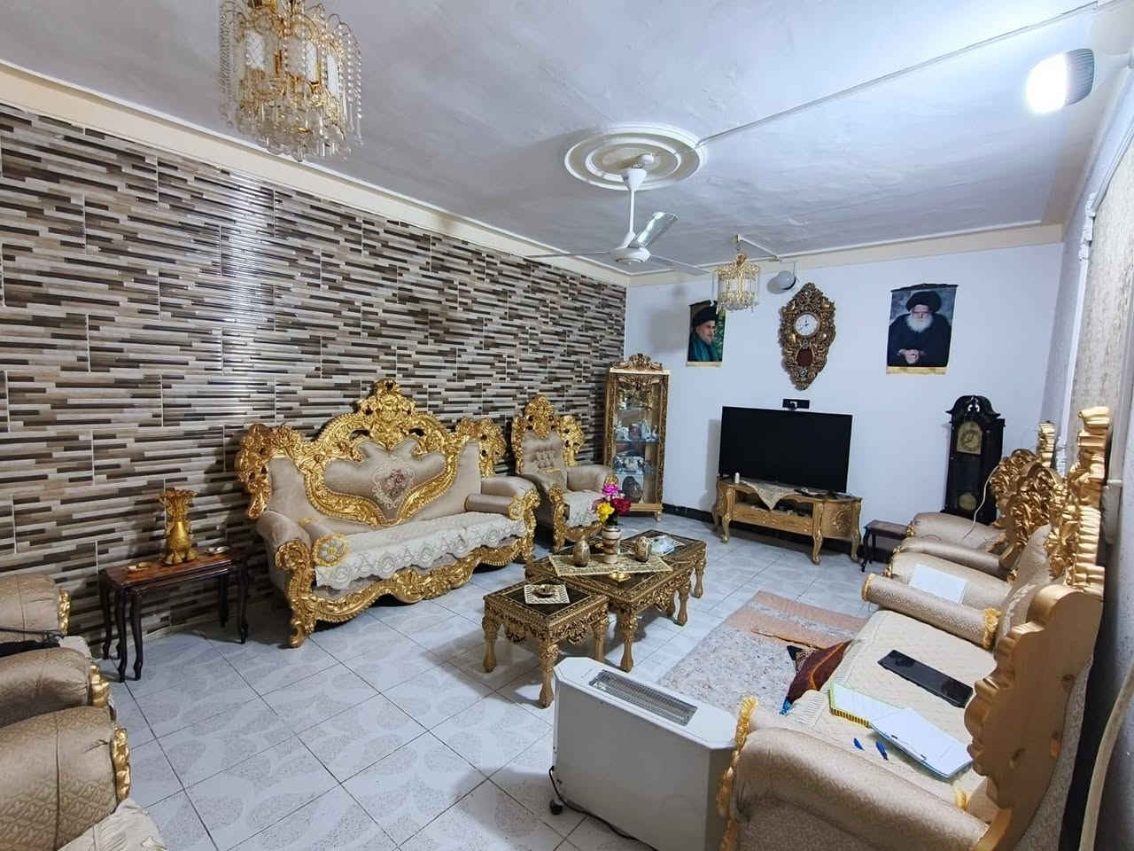 #للبيع #دار #سكن
 🏡 للبيع – دار طابق واحد في داموك
📍 الموقع: داموك، قرب الجامع وعلى الشارع العام، وقريب من مطعم علي جبار.
🔹 طابق واحد سنة بناء 2018 نضيف جدا 
🔹 غرفتين نوم 
🔹 موقع حيوي ومميز وسعر مناسب للموقع 
🔹 قريب من جميع الخدمات والأسواق
🔹 مناسب للسكن العائلي 
📞 للاستفسار والمعاينة يرجى التواصل خاص


**إذا كنت صاحب هذا الإعلان وتريد حذفه لأي سبب، رجاءا أرسل رسالة إلى الدعم الفني**
