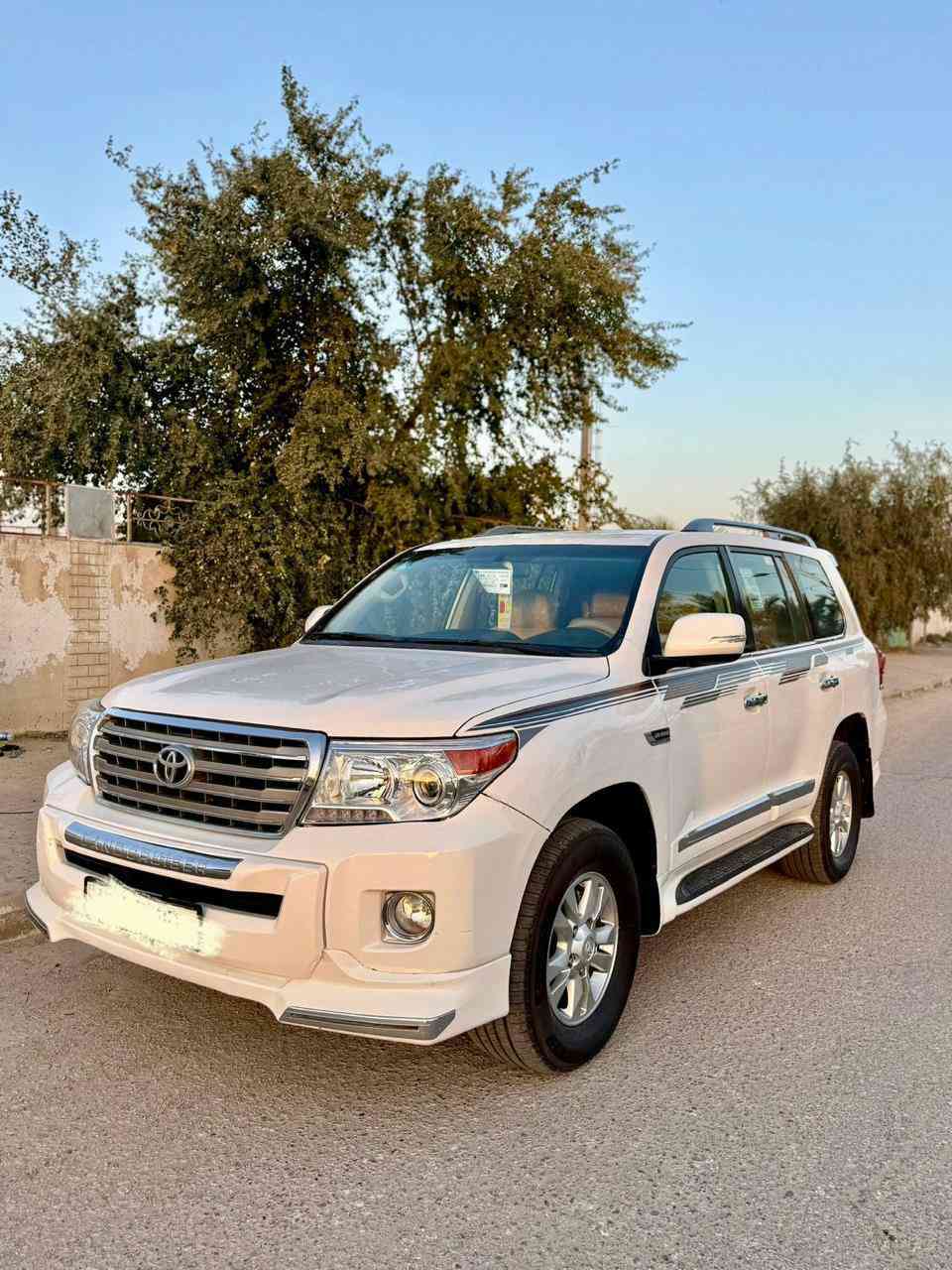 سلام عليكم لاندكروز البيع موديل ٩  سعره  ٢٤٠ بهيه مجال  ***********
