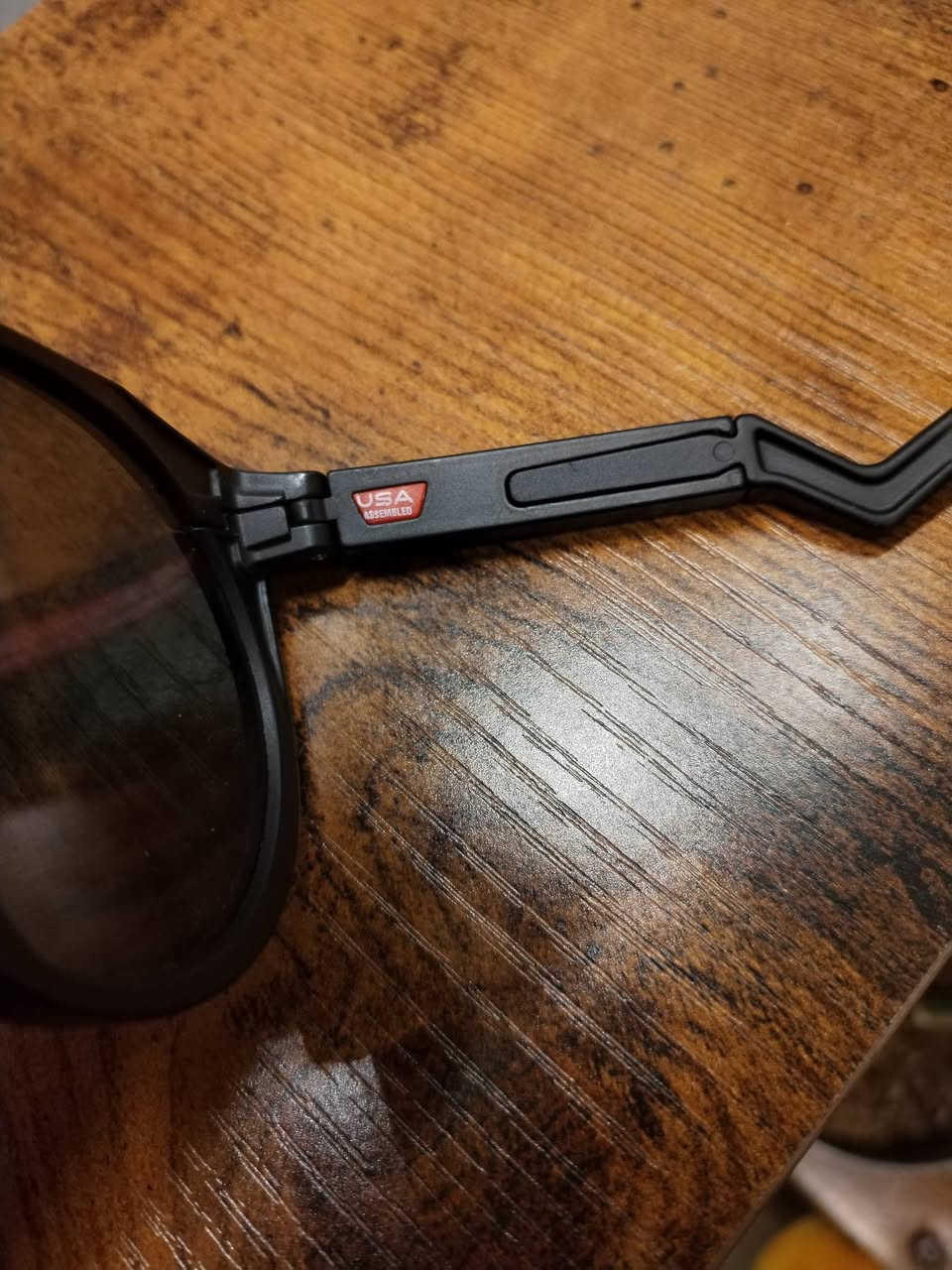 تحفة فنية من اوكلي Oakley 
صنع في USA
أمريكي أصلي وكالة اورجنال 
رتيلة بالوكالة 196 دولار
موديل هاستن HSTN
عدسات بريزم 
 نمبر كود 009242 قياس 52
تجمع نظارات HSTN من Oakley® بين التصميم العصري ولمسات التراث، وهي نظارات شمسية للجنسين بعدسات دائرية حديثة وجذابة
 تتميز HSTN بتقنية عدسات Prizm™
 وذراع تحكم عصري (مستوحى من نظارات Razor Blades من Oakley
 تكريمًا لتاريخ العلامة التجارية)
 يوفر إطار O-Matter™ 
خفيف الوزن ومتين راحة طوال اليوم
إطار مصنوع من الكاربون خفيف الوزن 
رؤية واضحة حماية مضاعفة 
للحجز على خاص 
أو مراسلة واتساب ***********
توصيل لكل محافظات العراق 
نقدا وبالاقساط
