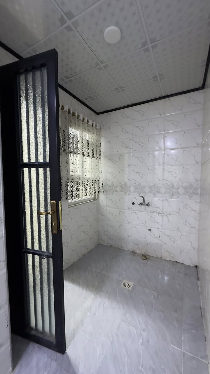 السلام عليكم 

دار للايجار في حي السماح الثانيه طابق ارضي
غرفه وهول واستقبال 
سعر ٢٥٠

مكتب صفوان السنجاري 
‏***********
***********
