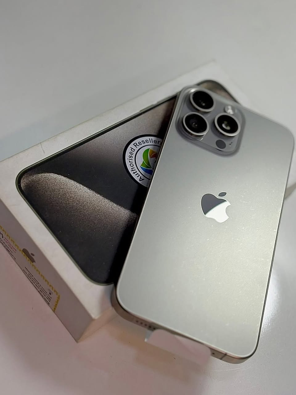 ايفون 15pro max
بطارية ‎%‎86
لون مميز الجهاز نضيف شخطه مابي 
المكان بغداد البلديات 
سعر (مليون و100وبي مجال بسيط 
***********تواصل واتساب
