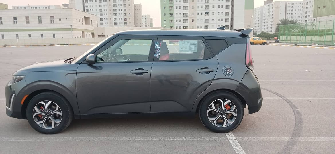 السلام عليكم
كيا صول موديل 2023  للبيع ، 
١- اللون رصاصي رمادي 
٢- عداد المشي 75961  .  
٣- رقم بغداد 
٤- المواصفات / محرك 2000 دوش / توقف تلقائي / تحديد مسار / نظام إطفاء تلقائي إقتصادي / تحكم إستيرن / ويل كب أسود / نظام sport + نظام normal / شاشة / حساسات بالمري .
٥- الحادث ( نصف الجاملغ الخلفي الايسر ) فقط ..
السعر المطلوب ( ١٤٠ ) 
رقم الهاتف ***********
