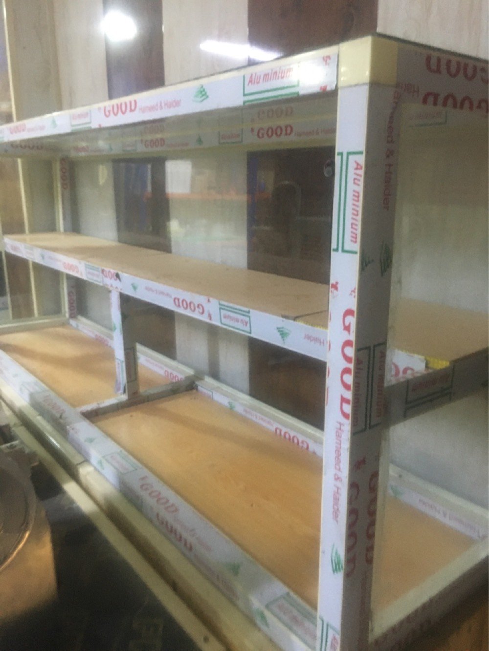 غرفة عرض زجاجية ممتازة مع خزانة خشبية، مثالية للمحلات التجارية لعرض المنتجات بشكل أنيق ومحمي. الخزانة توفر مساحات متعددة للتخزين مع أبواب سهلة الفتح. الغرفة مصنوعة من زجاج قوي ومعزز بإطارات صلبة لضمان المتانة والثبات. تُستخدم لعرض السلع في محلات الملابس أو الأدوات أو حتى الهدايا.