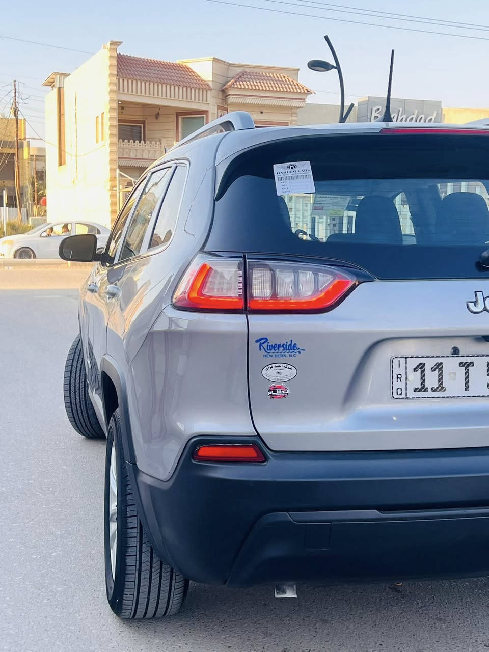 السلام عليكم ورحمة الله وبركاته.                             جيب بزون 2019 بغداد حره بسمي 
وارد امريكي حادث بنيد وجاملغ صبغ فقط صوره الحادث بل منشور باقي كفاله عام سياره جديده استخدام شخصي ماشيه 40 الف بوضع شركه بعده  مكينه  4 سلندر  مامفتوح موصفات حلوه نص فول السعر 129 وبيه مجال الشراي يتصل وبيه خير ويدلل 
مكاني ناصريه مركز                                                   اللاًستفسار اتصل. ***********
