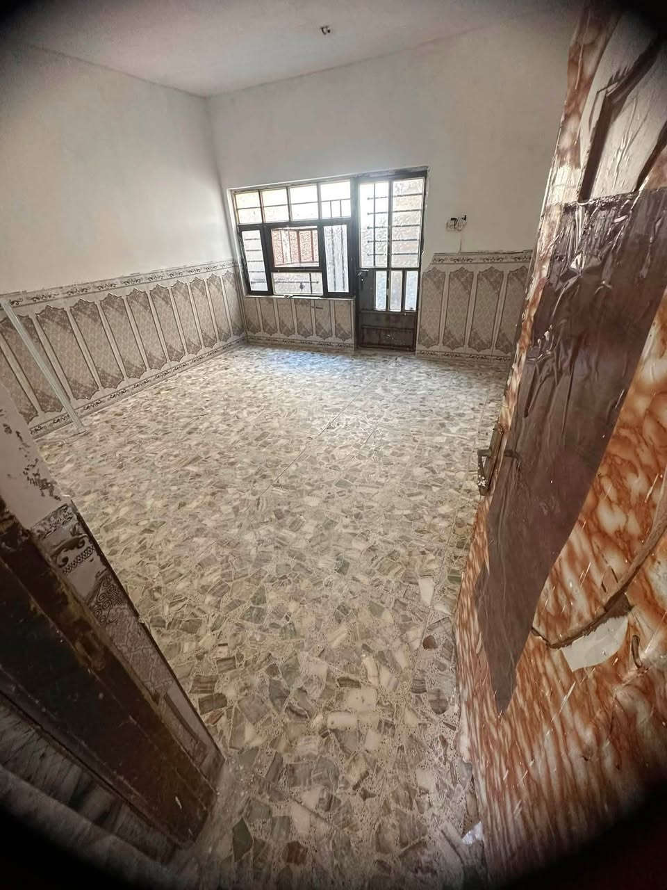 📌دار للبيع .. 
 
المساحه 75متر
( طابو ملك صرف سكني) 

يحتوي على 
استقبال ومطبخ 
غرفتين نوم 
وصحيات متكامله 

📍الموقع في منطقة الانتصار 
بغداد
طريق الشعب الحسينية الراشدية 
للاستفسار ***********
