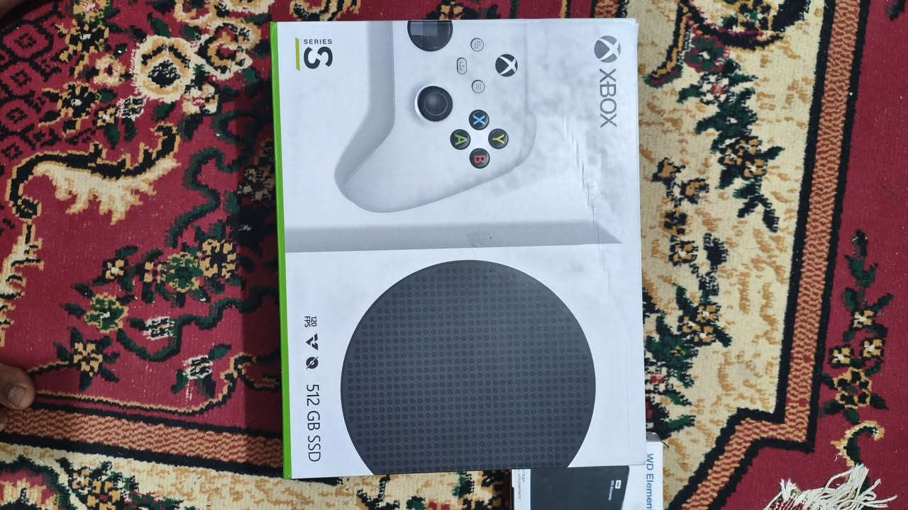 للبيع اكس بوكس سيريس اس (Xbox Series S) - نظافة فوول! يا ولد، الجهاز أخو الجديد، استخدامه جداً نظيف وما مفتوح ولا متصلح نهائياً. جهاز غني عن التعريف، سريع بالتشغيل والأداء مالته يخبل.
​شنو وياه؟
​هارد خارجي 1000 كيكا (1TB): يعني تنزل ألعاب شكد ما تريد وتنسى شي اسمه الذاكرة ممتلئة.
​يد التحكم الأصلية: نظيفة جداً وكامل أزرارها شغالة 100%.
​وايراته الأصلية: (HDMI والباور) يعني شغله والعب گبل.
​المواصفات على السريع:
جهاز جيل جديد، يشغل أقوى الألعاب بسلاسة خرافية، وصغير بالحجم يعني ما ياخذ مكان وشكله كلش نازك.
​💰 السعر من الأخير: 370 ألف دينار.
(السعر قفل والي يعرف بالسوق يعرف هاي البيعة شكد تسوى، خاصة وياه هارد 1000 كيكا).
​📍 المكان: [بابل محاويل]
📞 للاستفسار: [مراسله على الماسنجر]


**إذا كنت صاحب هذا الإعلان وتريد حذفه لأي سبب، رجاءا أرسل رسالة إلى الدعم الفني**