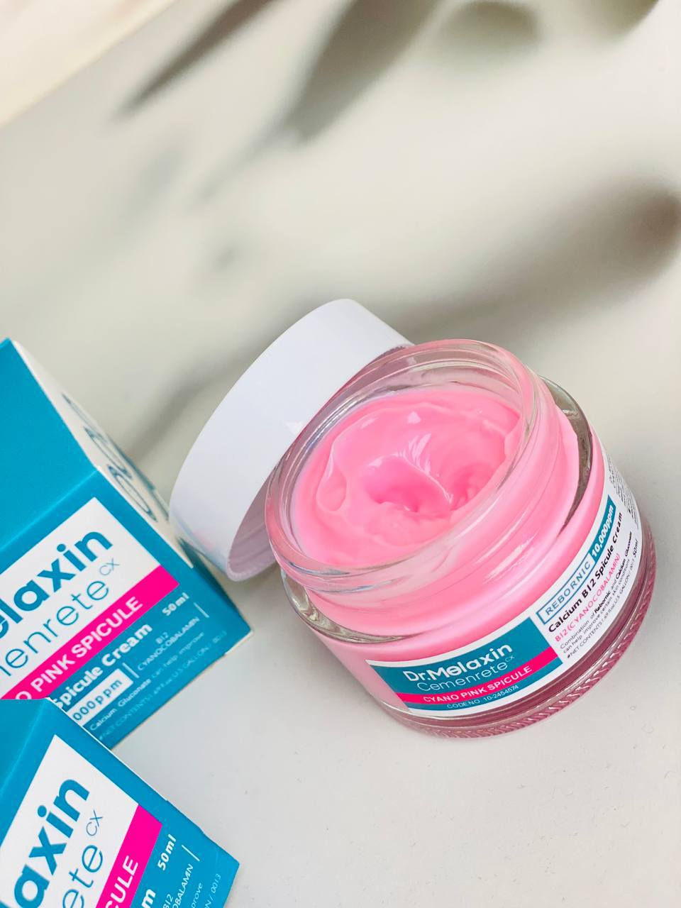 السر الكوري لبشرة مشدودة وزجاجية! ✨🇰🇷
تعرفوا على كريم Dr.Melaxin Cemenrete السحري! 💖 كريم الـ Cyano Pink Spicule اللي 

بيغير مفهوم العناية بالبشرة.
لماذا هو مميز؟ 🤔

• تقنية السبيكيول (Spicule): يحتوي على إبر مجهرية دقيقة 
جداً تساعد المكونات الفعالة إنها تدخل لعمق البشرة (بتحسي بوخز خفيف، وهذا دليل إنه بيشتغل!). 💉✨

• دعم الكالسيوم و B12: يرمم حاجز البشرة المتضرر ويعطيها نضارة فورية. 🌸

• شد وتعبئة: مثالي للي حابة تتخلص من الخطوط الدقيقة وتخلي بشرتها "مشدودة" كأنها مسوية بوتوكس.
النتيجة؟ بشرة ممتلئة، ناعمة، ووردية بفضل فيتامين B12 (سيانوكوبالامين). 🎀
المنشأ كوريا الأصلي 🇰🇷


**إذا كنت صاحب هذا الإعلان وتريد حذفه لأي سبب، رجاءا أرسل رسالة إلى الدعم الفني**