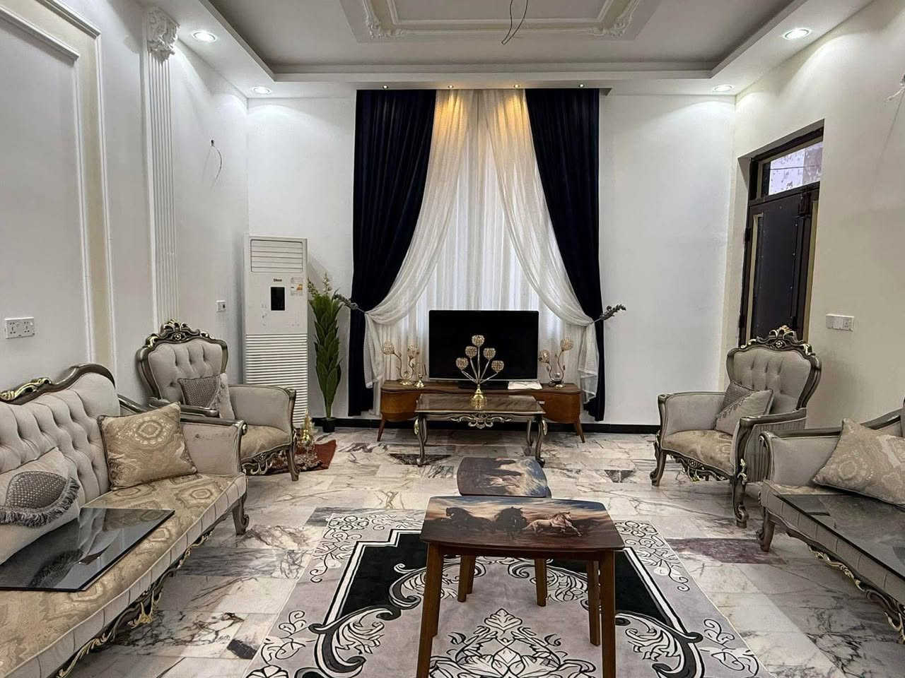 السلام عليكم بيت للبيع مساحته 200 متر طابو زراعي سند 25 طابقين الطابق الاول غرفة نوم  وهول وصاله ومطبخ وصحيات والطابق الثاني غرفتين نوم وهول وصحيات وطارمه وحديقة البيت ركن العنوان زوير الغربي شارع أسواق مارينا تفاصيل اكثر مكتب حكيم عبدالله للعقار والمقاولات *********** بي واتساب أو خاص موجود
