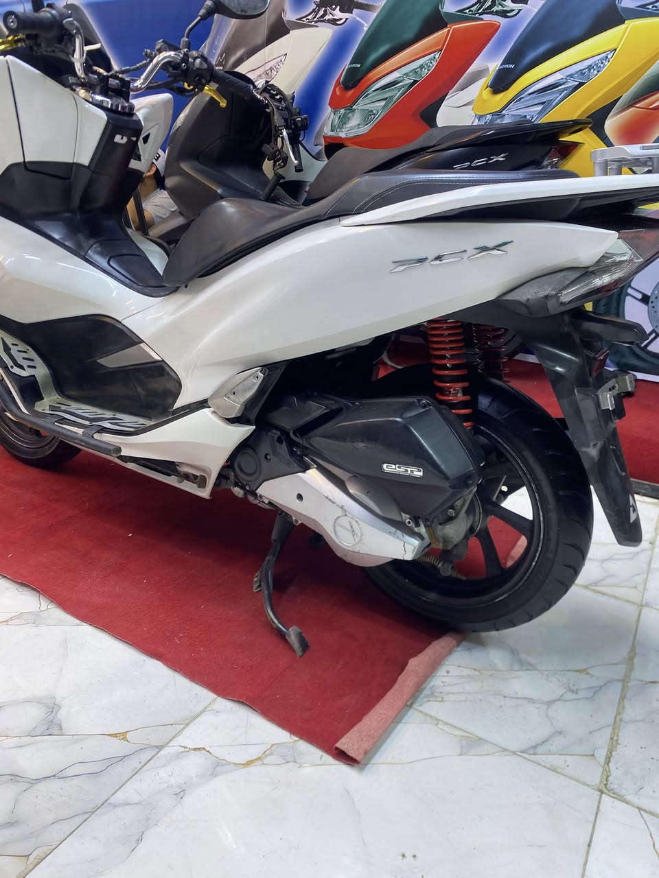 سلام عليكم بي سي اكس الجيل الثالث 
دراجه جديده مكينتها برغي مامفتوح بيها 
حساس استان حساس ازدحام 
درع دراجه مابيها اي نقص 
عنواني بغداد حي البتول قرب فلكه حي النصر 

***********
