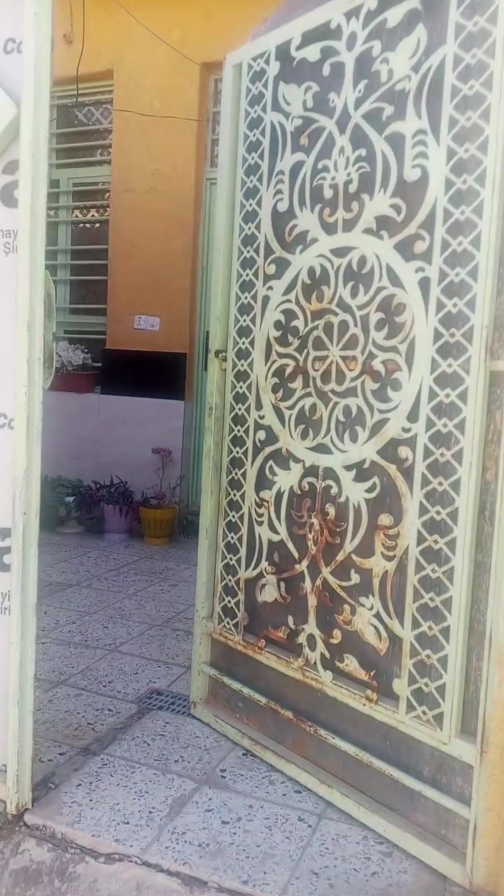 بيت للبيع
الدوانم شارع 5 كيلو بشارع بيت موزان 
مساحة 100 متر طابق ونص
الارضي يحتوي على غرفة ومطبخ واستقبال 
والاول بي غرفه  ما كامل 
للاستفسار الاتصال فقط 
***********
