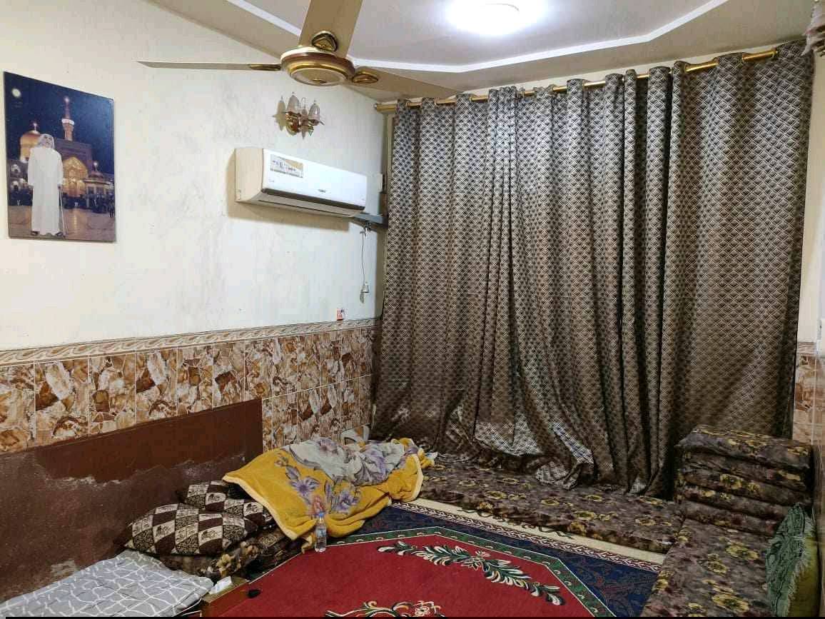 السلام عليكم بيت 100متر طابق ونص يحتوي في الطابق الثاني غرفه وحمام وتواليت والطابق الارضي استقبال وغرفه اخيره وحولي ومطبخ حراري وبارد العنوان الحسينيه بدايه مسقط قرب مجمع مسقط الطبي السعر 55 مليون.رقم ثاني ***********