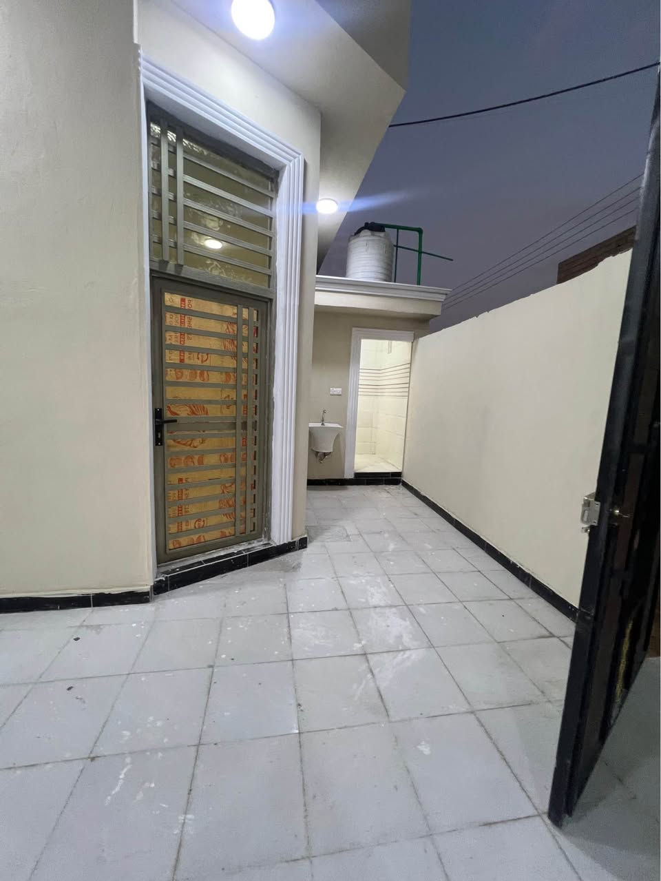 سعر البيت 98
عرض جديد بارخص الاسعار
 ابيوت تسليم مفاتيح 

 العنوان بصرة شط العرب الجزر الاربعة 
الفيروزية  قرب الجسر الثاني

والمكان الثاني اليوبة قرب 
مستوصف ومدارس الصقر

يوجد ابيوت 200  ابسعر 85 وبيهن مجال
ويوجد ابيوت 160 ابسعر74 وبيهن مجال
ويوجد ابيوت140 ابسعر 60 وبيهن مجال
ويوجد ابيوت 100 ابسعر 55وبيهن مجال
يوجد ابيوت في باب هوي المساحه 300
البيت يتكون غرفتين وصالة واستقبال وصحيات داخليه وخارجيه ديوانيه مطبخ صاله مع صحيات خارجيه وداخليه وكراج وحديقه صغيره البيت جاهز مابي نقص  الواجهيه ١٠
 المكان الاول اليوبة قرب مستوصف ومدارس الصقر
المكان الثاني الجزيرة_الفيروزية_قرب الجسر الثاني 
الهاتف
*********** واتس اب وللاتصال
للملاحظه البيع مباشر  بدون اقصاط شط العرب, البصرة
