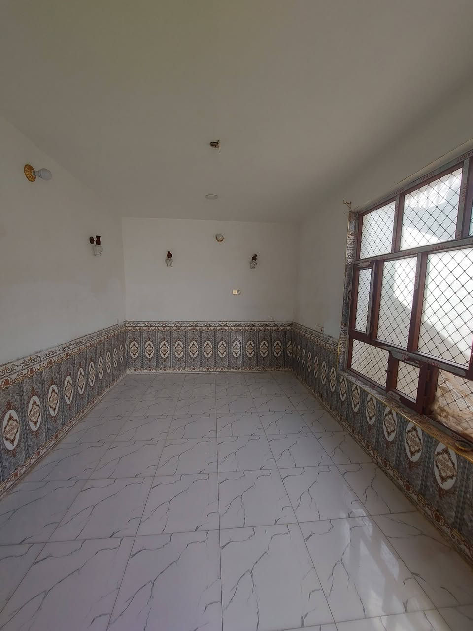 🏤 دار للأيجار ✅️ الموقع بعقوبة البحيرة ✅️ طابق أرضي ✅️ علما أن الطابق الثاني مؤجر
 ✅️ بناء حديث ✅️ موقع مميز 
🔥 ايجار الدار [[ ٤٠٠ ]] الف قابل للتفاوض ✅️ 
🔺️ مساحة ( ١٤٠ ) متر 
للاستفسار مع مكتب نجاح العميري للعقار ☎️
 موقع المكتب ⬅️ مدخل العزات مجاور اسواق نوتيلا الغذائية 🛒 او التواصل على الماسنجر او الواتساب على الرقم *********** 📞📞
